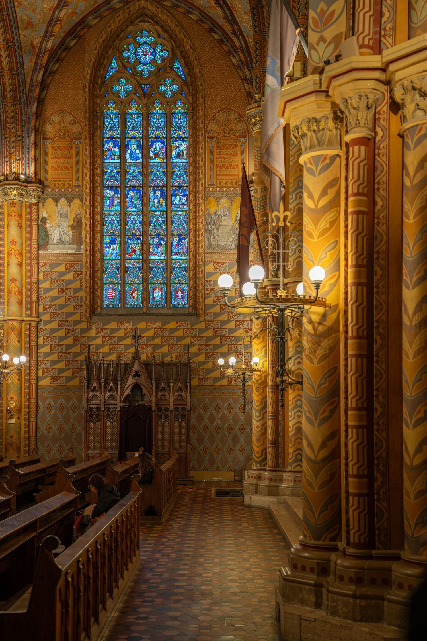 Budapest, Chiesa di Mattia, interno neogotico dipinto (restauro di Frigyes Schulek, 1874-1896).