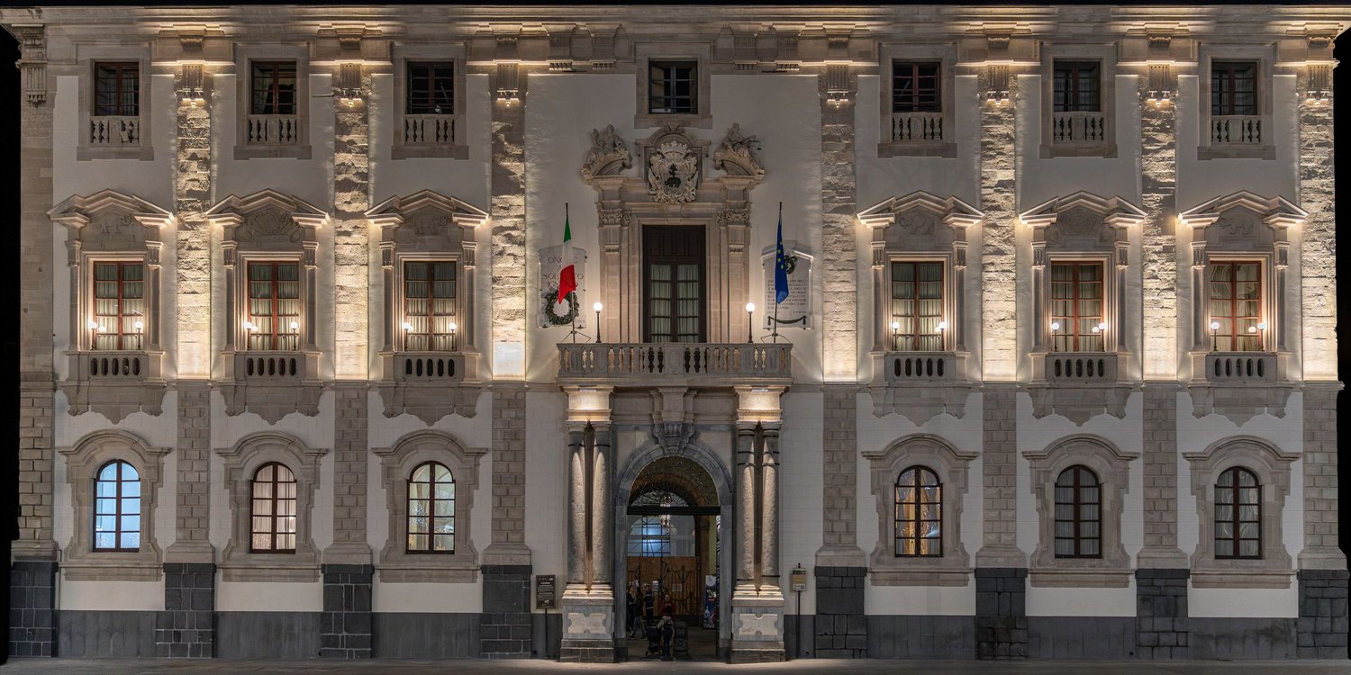 Catania, Palazzo degli Elefanti, sede del Comune, facciata settecentesca su piazza Duomo, veduta notturna.