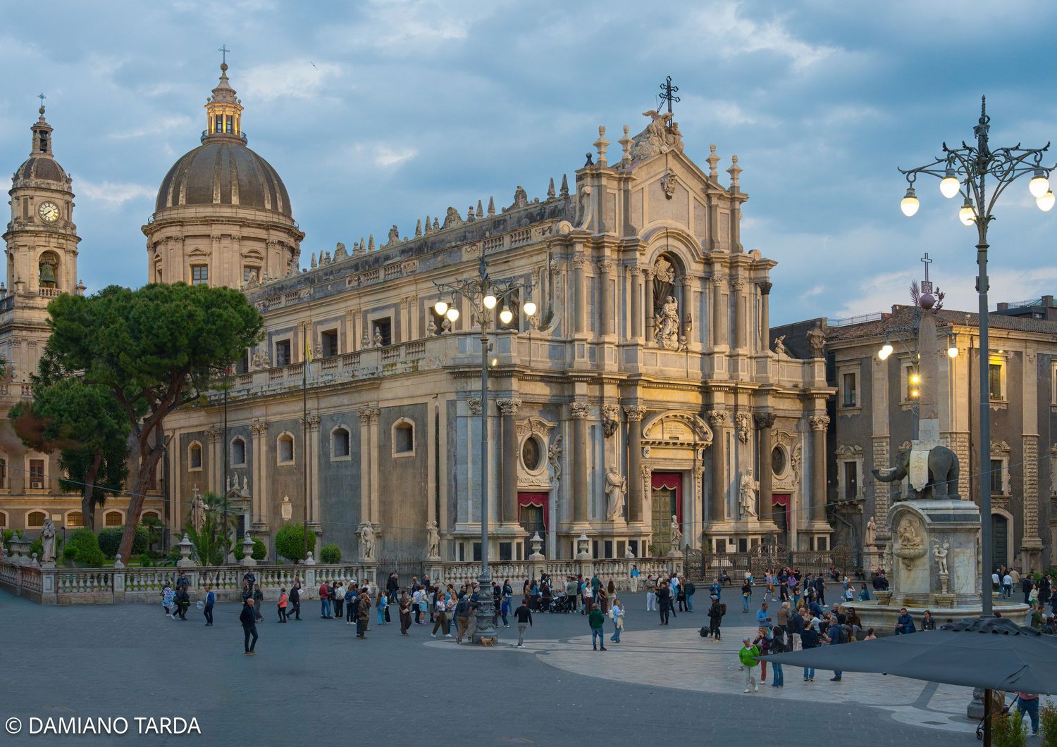 Catania, piazza Duomo all'imbrunire con la Cattedrale di Sant'Agata e la cupola della Badia di Sant'Agata.