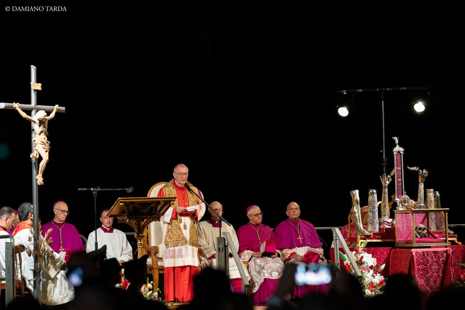 Celebrazione notturna davanti alle reliquie di Sant'Agata, con il crocifisso processionale. Catania 2026.