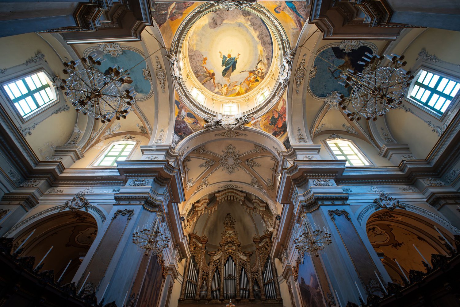 Collegiata. Interno di chiesa barocca con affreschi, fotografia d’arte sacra.