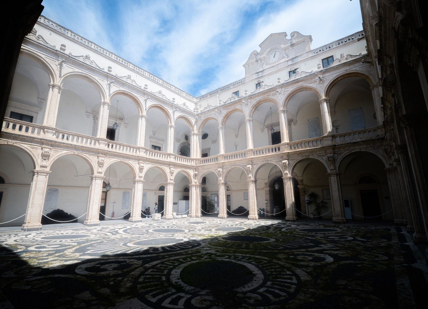 Cortile barocco con arcate, fotografia architettonica prospettica. Palazzo dell'Università, sede UniCT, Catania