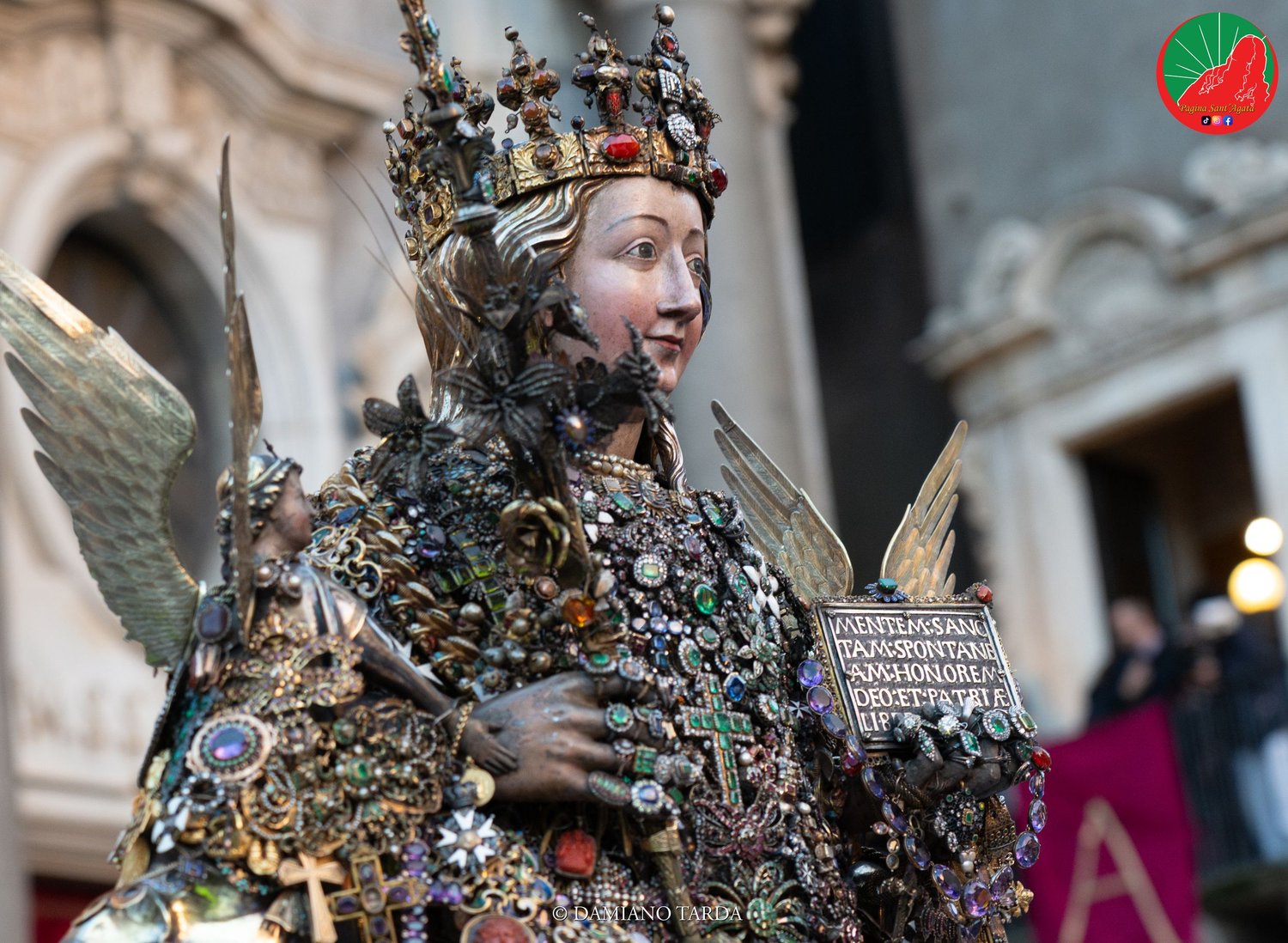 Dettaglio del Busto reliquiario di Sant'Agata con la corona e i gioielli votivi.