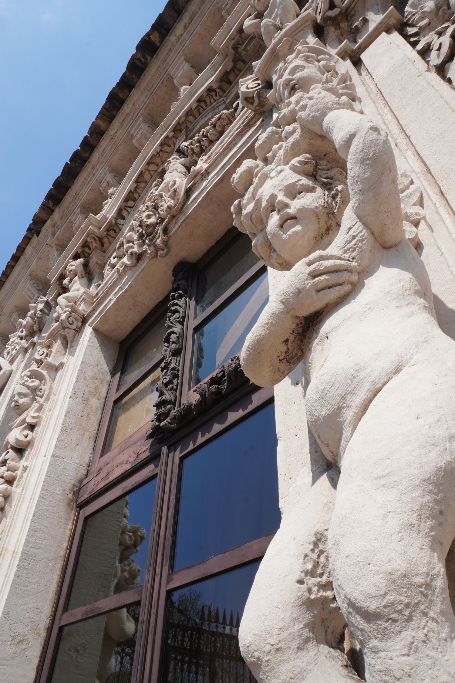 Dettaglio di scultura barocca su facciata, fotografia d’arte e architettura siciliana. Palazzo Biscari, Catania