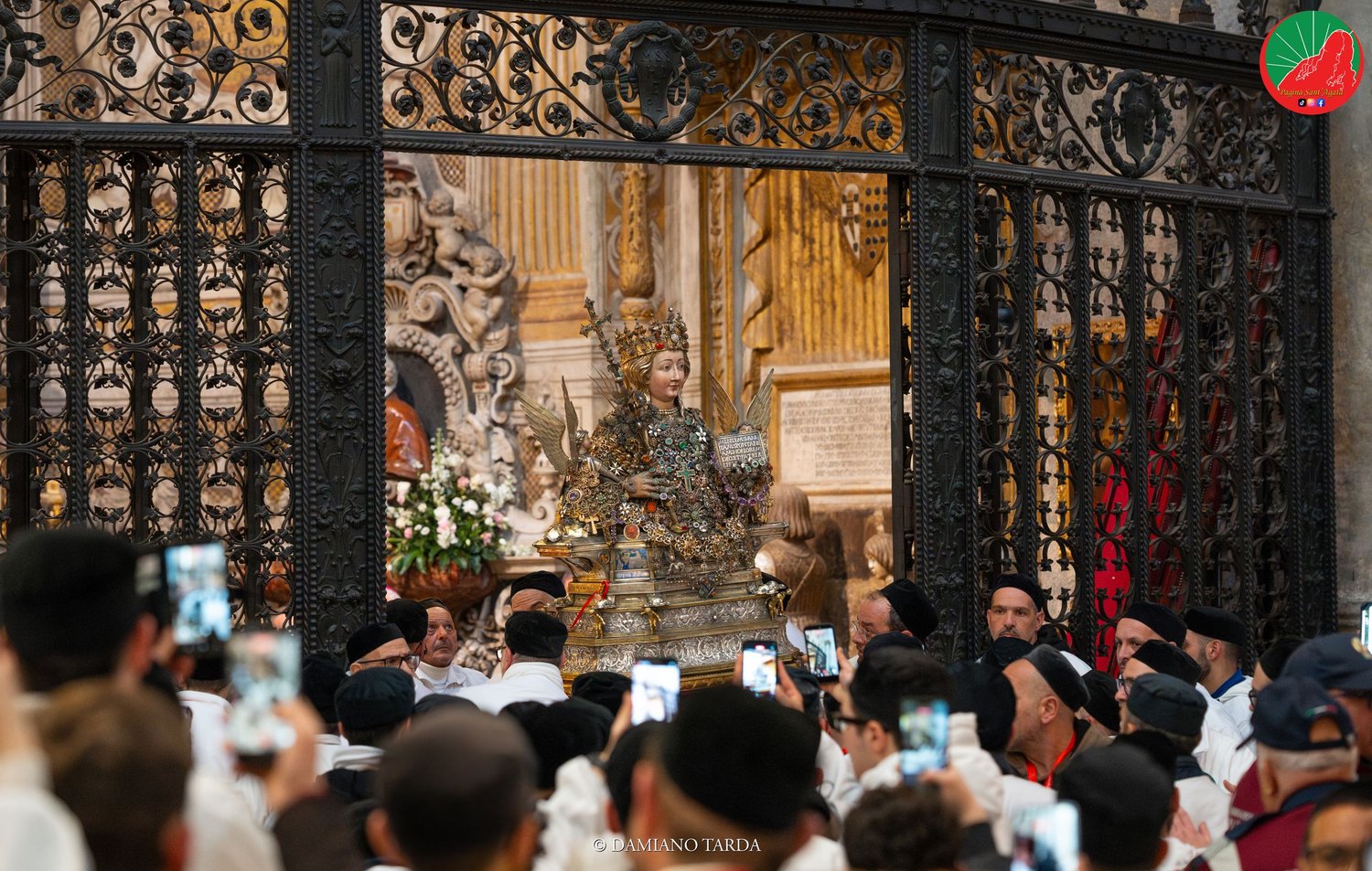 Devoti davanti alla cancellata della cappella di Sant'Agata nella Cattedrale di Catania.