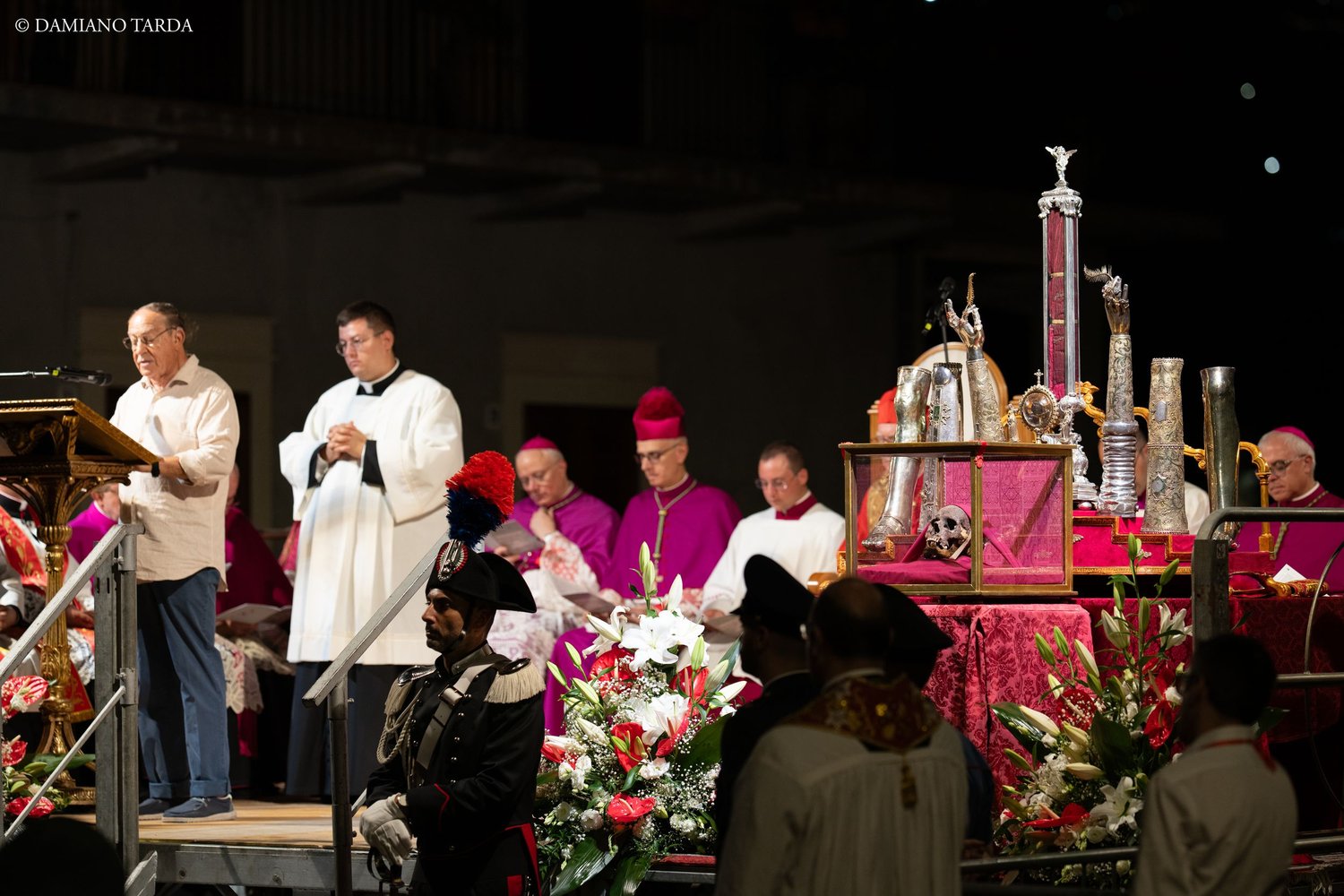 Fedeli e clero durante la celebrazione notturna con le reliquie di Sant'Agata, agosto 2026.
