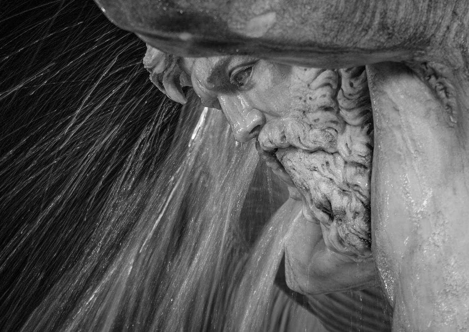 fontana dell'Amenano "acqua o' linzolu", fotografia drammatica, arte e materia. Piazza Duomo, Catania.