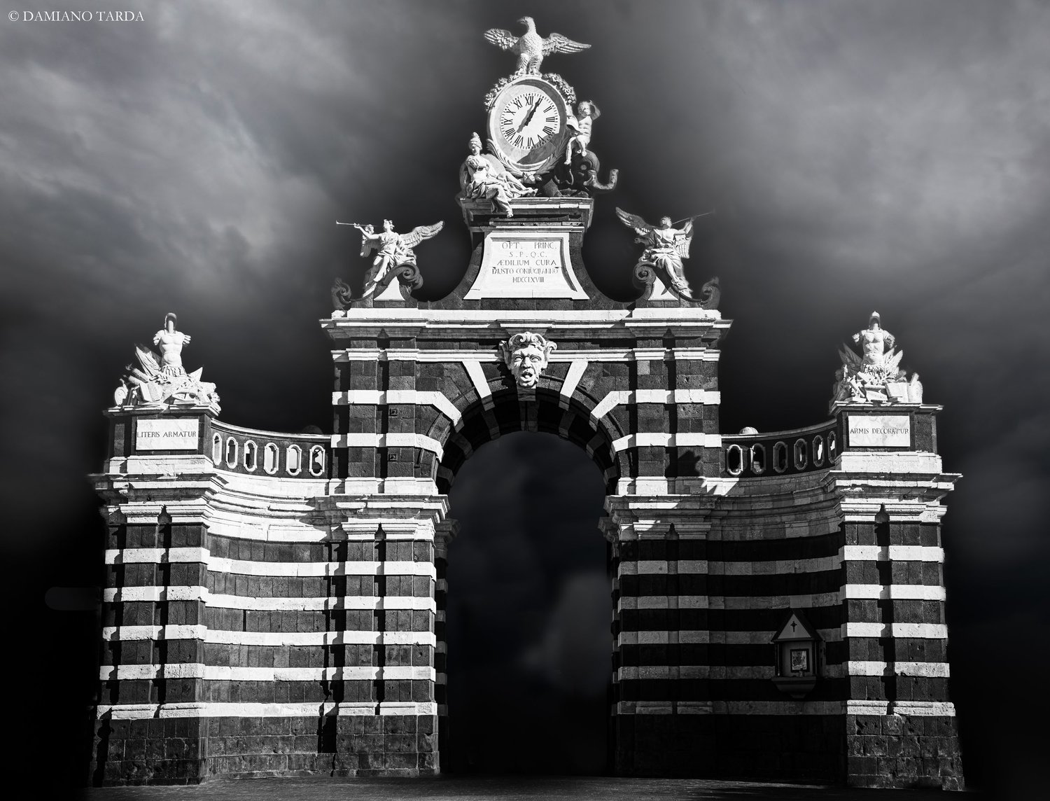 foto artistica di "Porta Garibaldi" a Catania, bianco e nero. Chiamata anche "fortino"