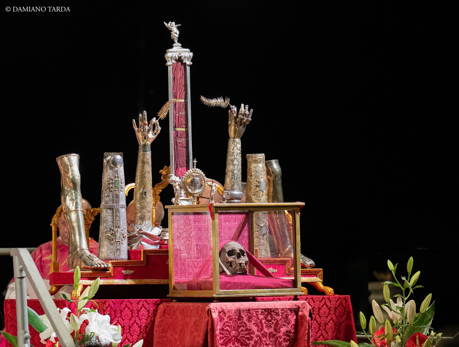 I reliquiari di Sant'Agata esposti sull'altare durante una celebrazione notturna del IX centenario.