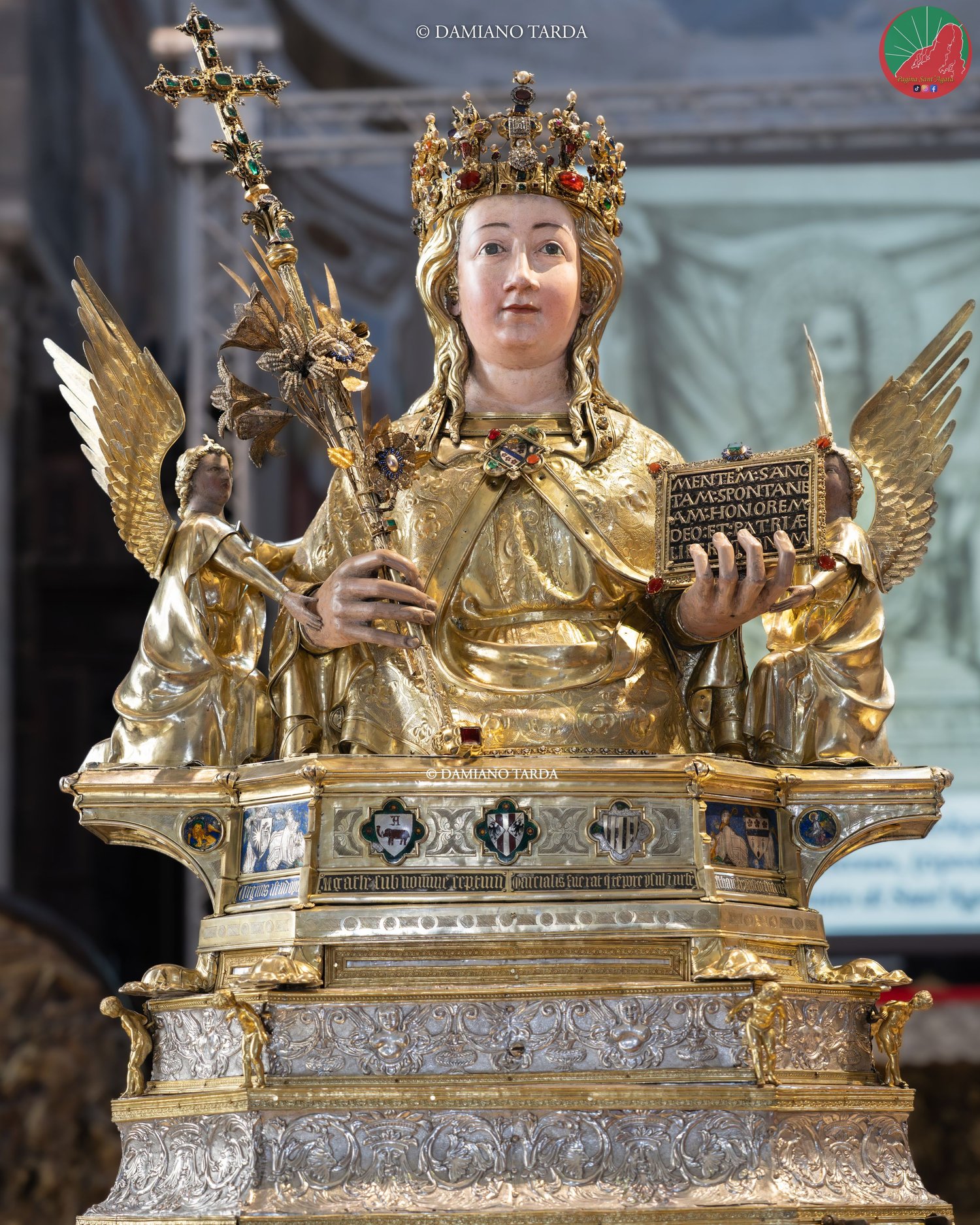 Il Busto di Sant'Agata dopo il restauro, privo degli ex voto: dettaglio del volto e della corona.