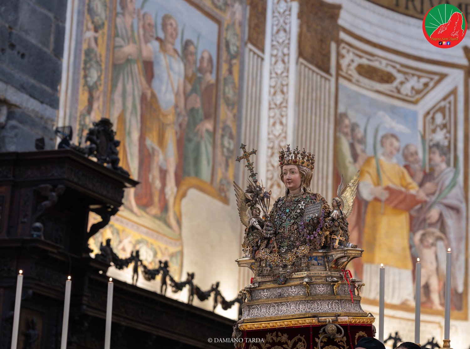 Il Busto di Sant'Agata nel presbiterio della Cattedrale, davanti agli affreschi dell'abside.