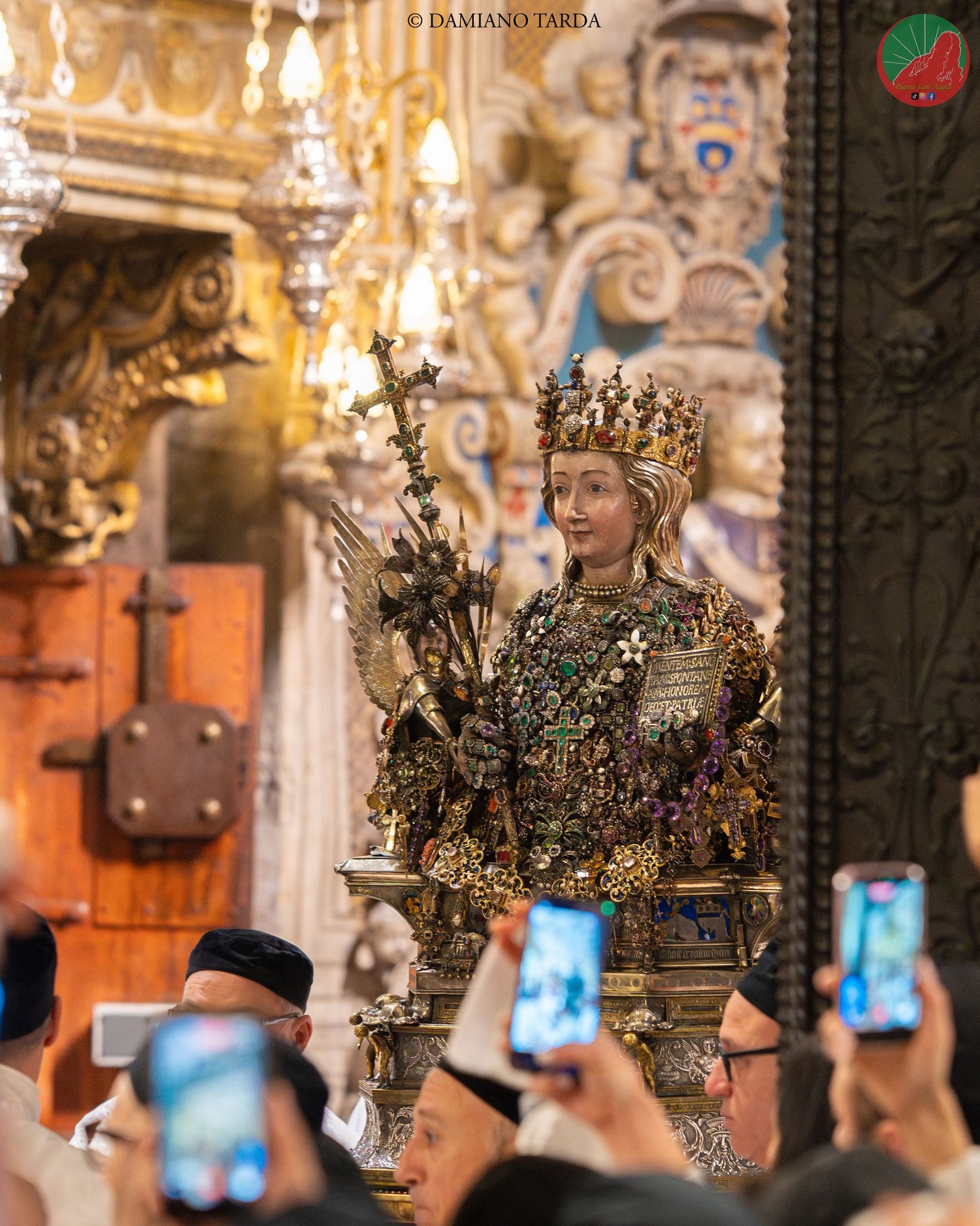 Il Busto di Sant'Agata nella Cattedrale di Catania, tra le decorazioni dorate e i fedeli.
