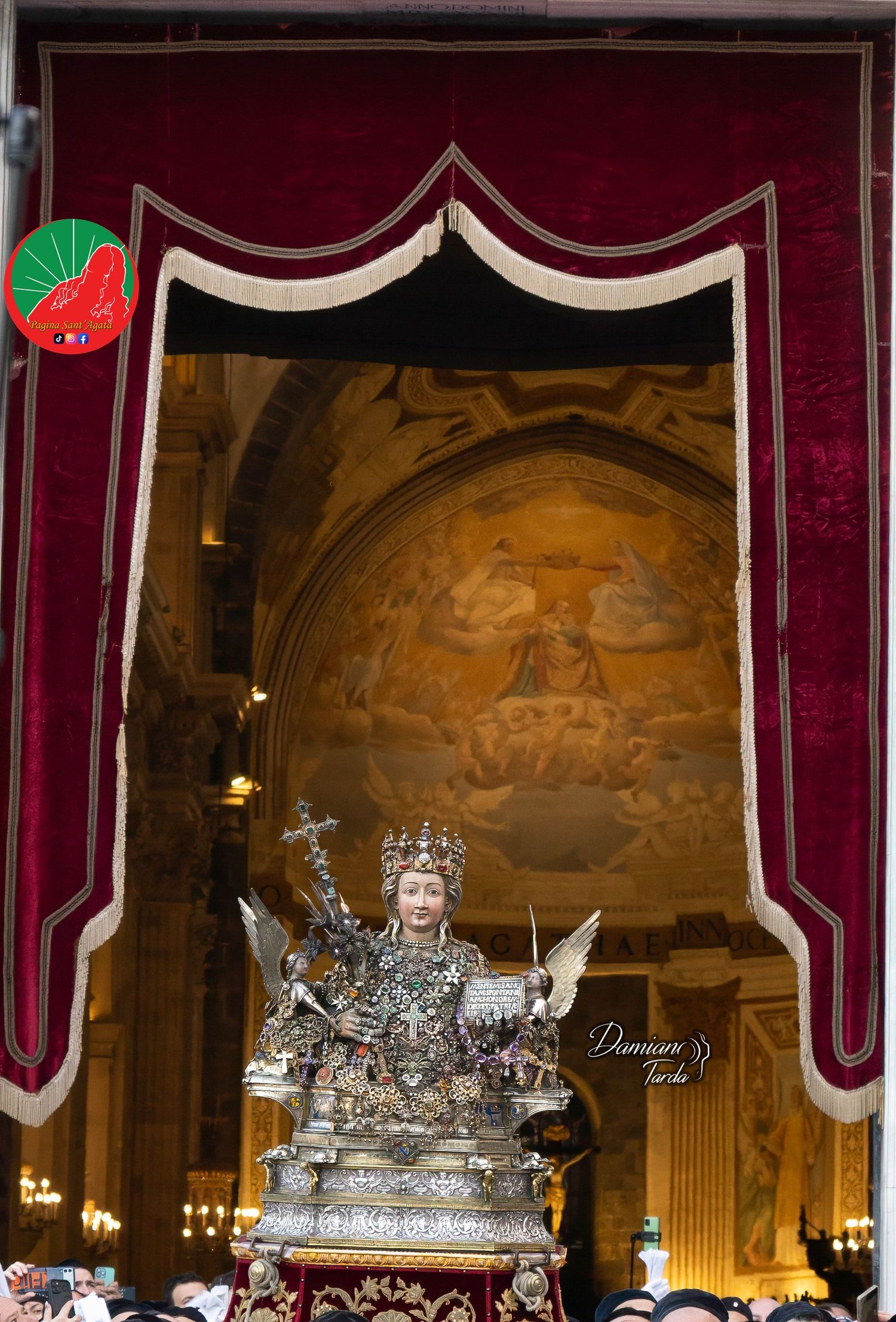 Il Busto di Sant'Agata nella sua cappella in Cattedrale, incorniciato dal tendaggio rosso.