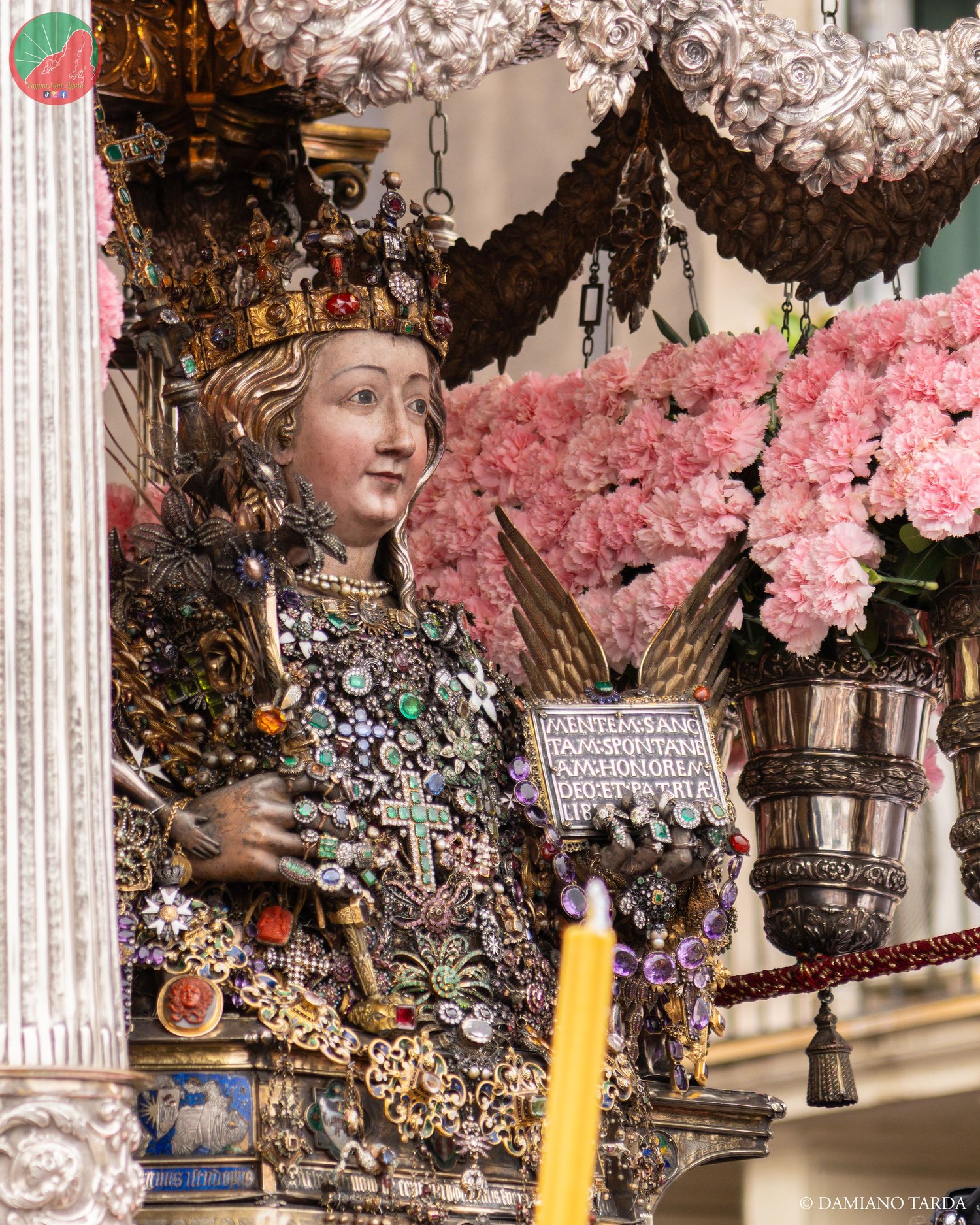 Il Busto di Sant'Agata sul fercolo addobbato di garofani rosa, festa di febbraio a Catania.