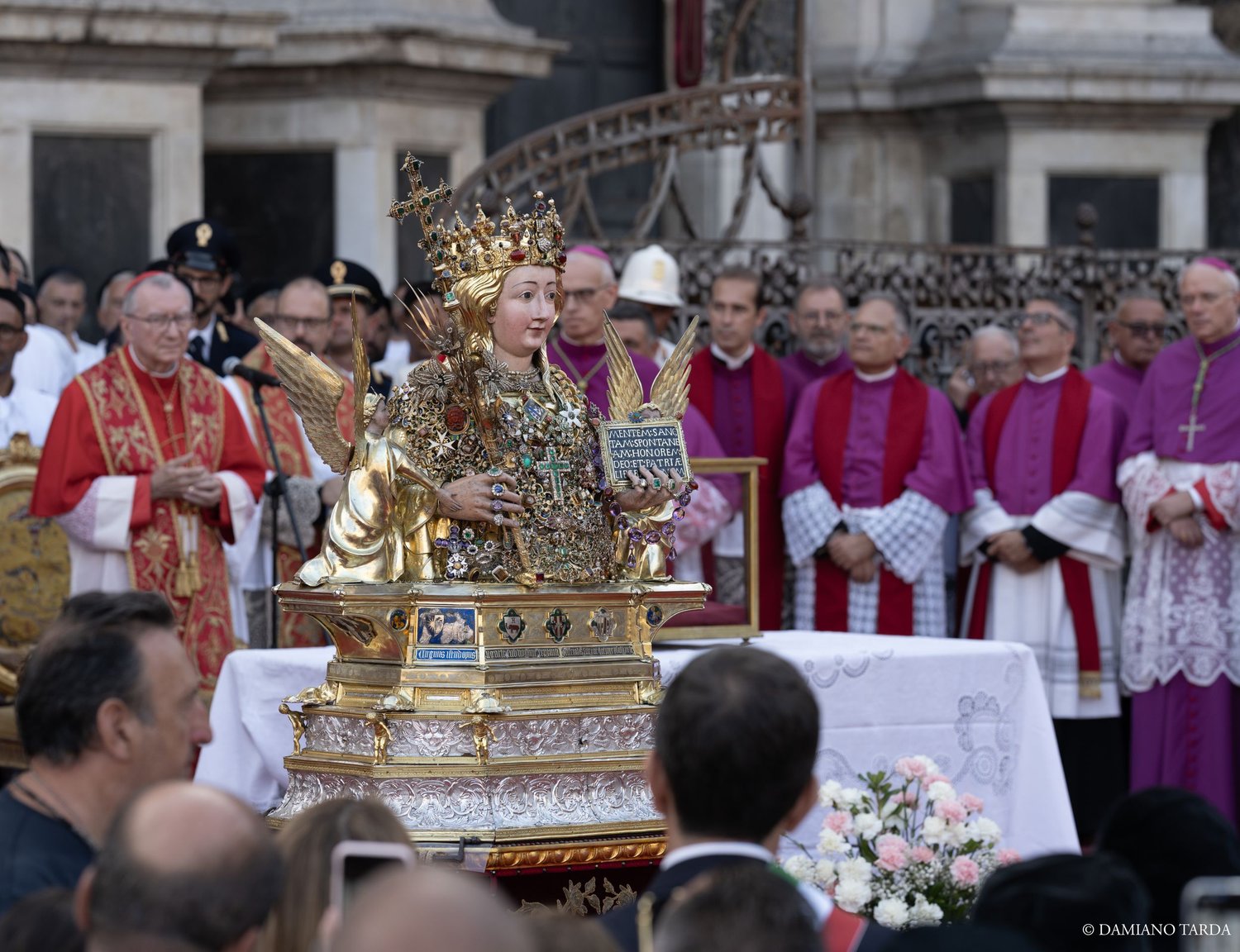 Il Busto di Sant'Agata sull'altare all'aperto tra il clero, celebrazioni del IX centenario a Catania.