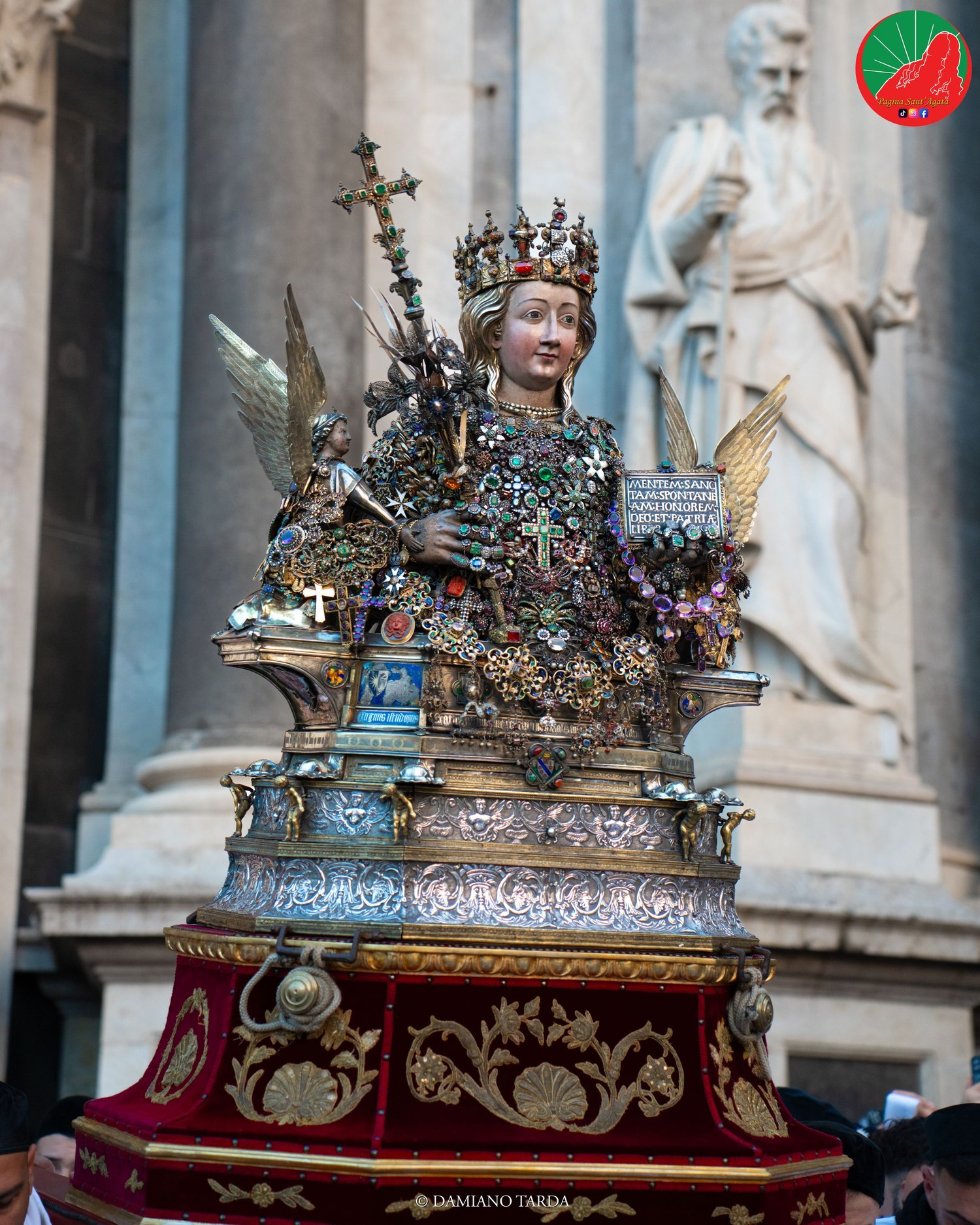 Il Busto di Sant'Agata sulla soglia della Cattedrale di Catania, accanto alle statue del portale.