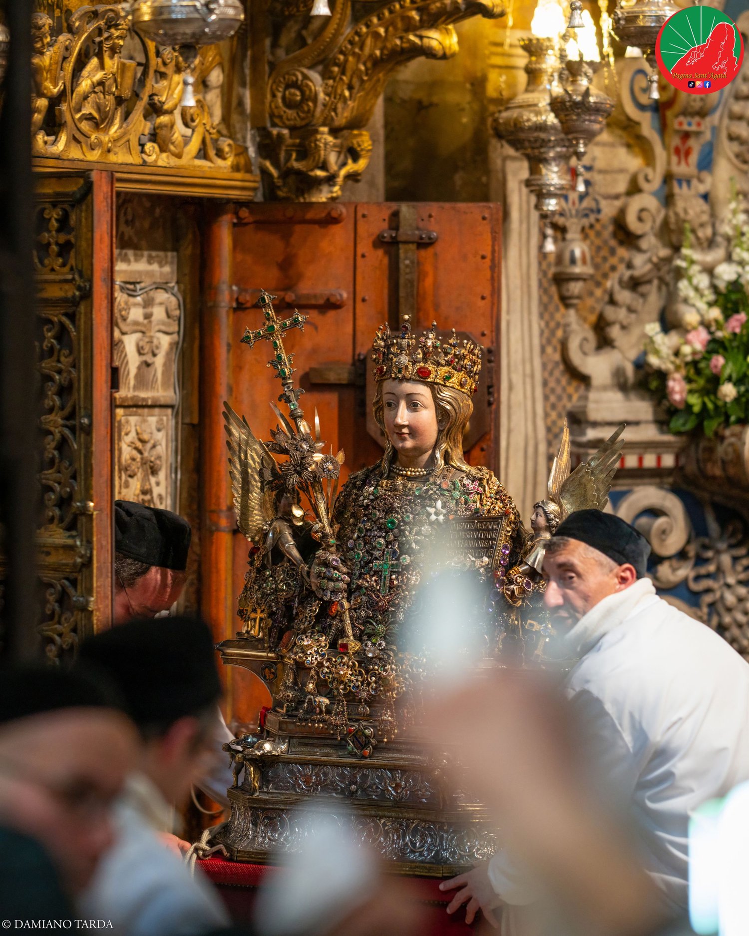 Il Busto reliquiario di Sant'Agata con i suoi gioielli nella Cattedrale di Catania, tra i devoti.
