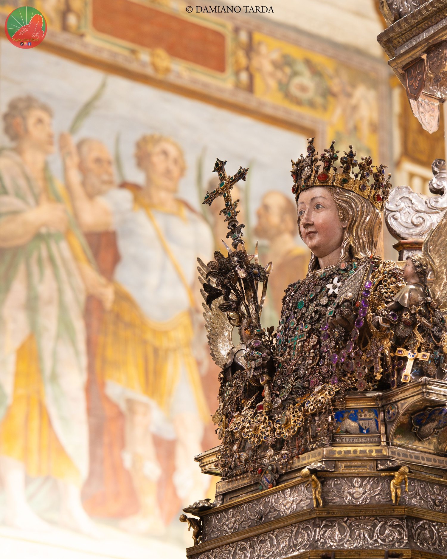 Il Busto reliquiario di Sant'Agata davanti agli affreschi della Cattedrale di Catania.