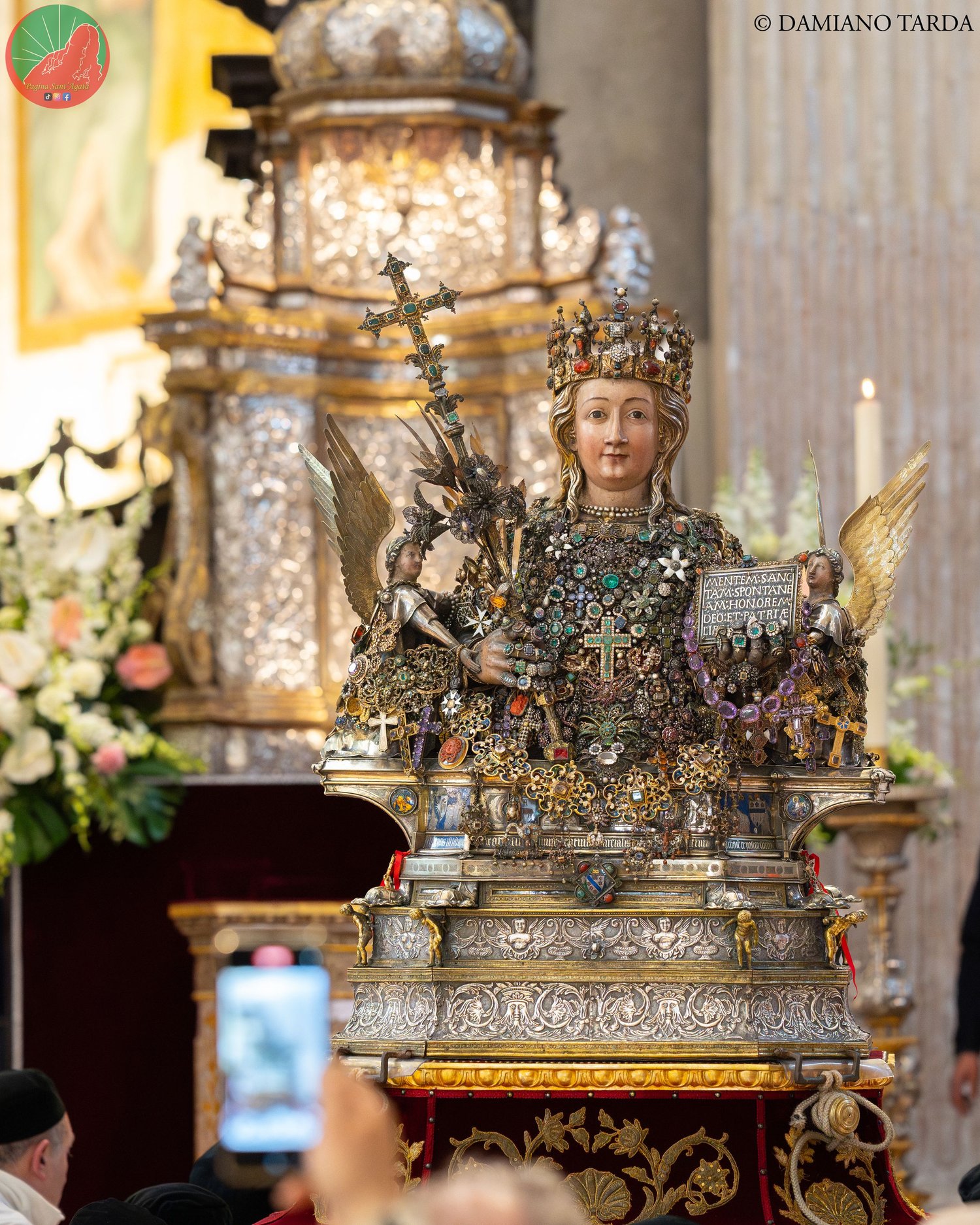 Il Busto reliquiario di Sant'Agata in Cattedrale tra fiori e fedeli, festa di febbraio.