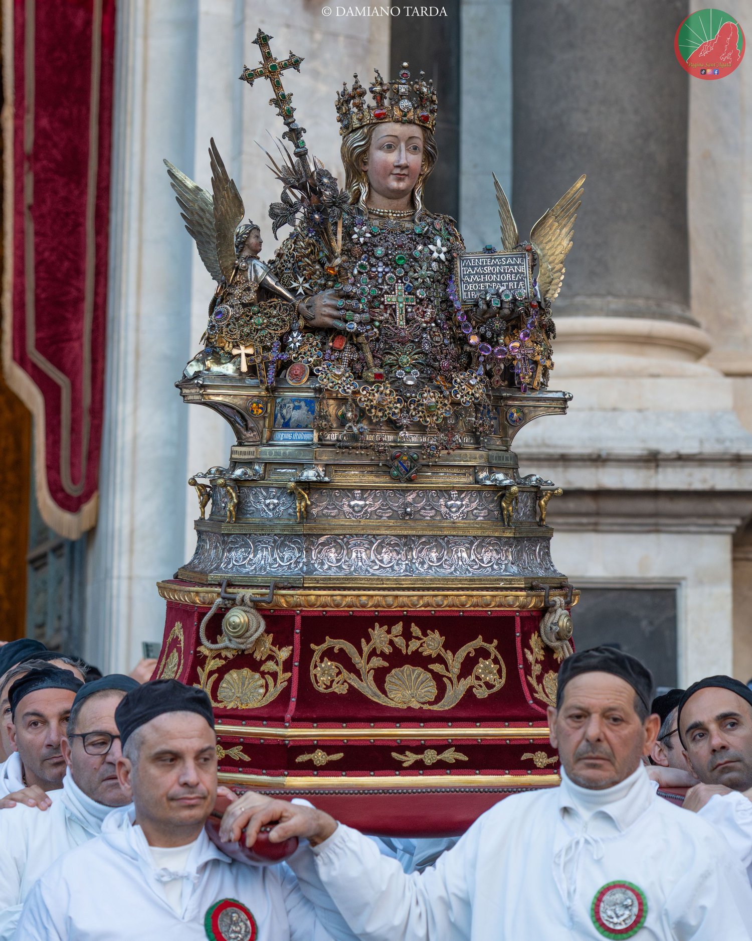 Il Busto reliquiario di Sant'Agata portato dai devoti in sacco bianco all'ingresso della Cattedrale.