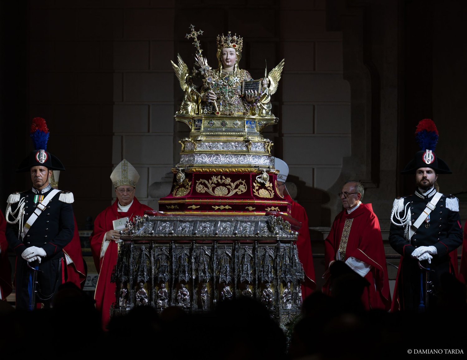 Il Busto reliquiario di Sant'Agata scortato dai Carabinieri in alta uniforme, IX centenario delle reliquie.
