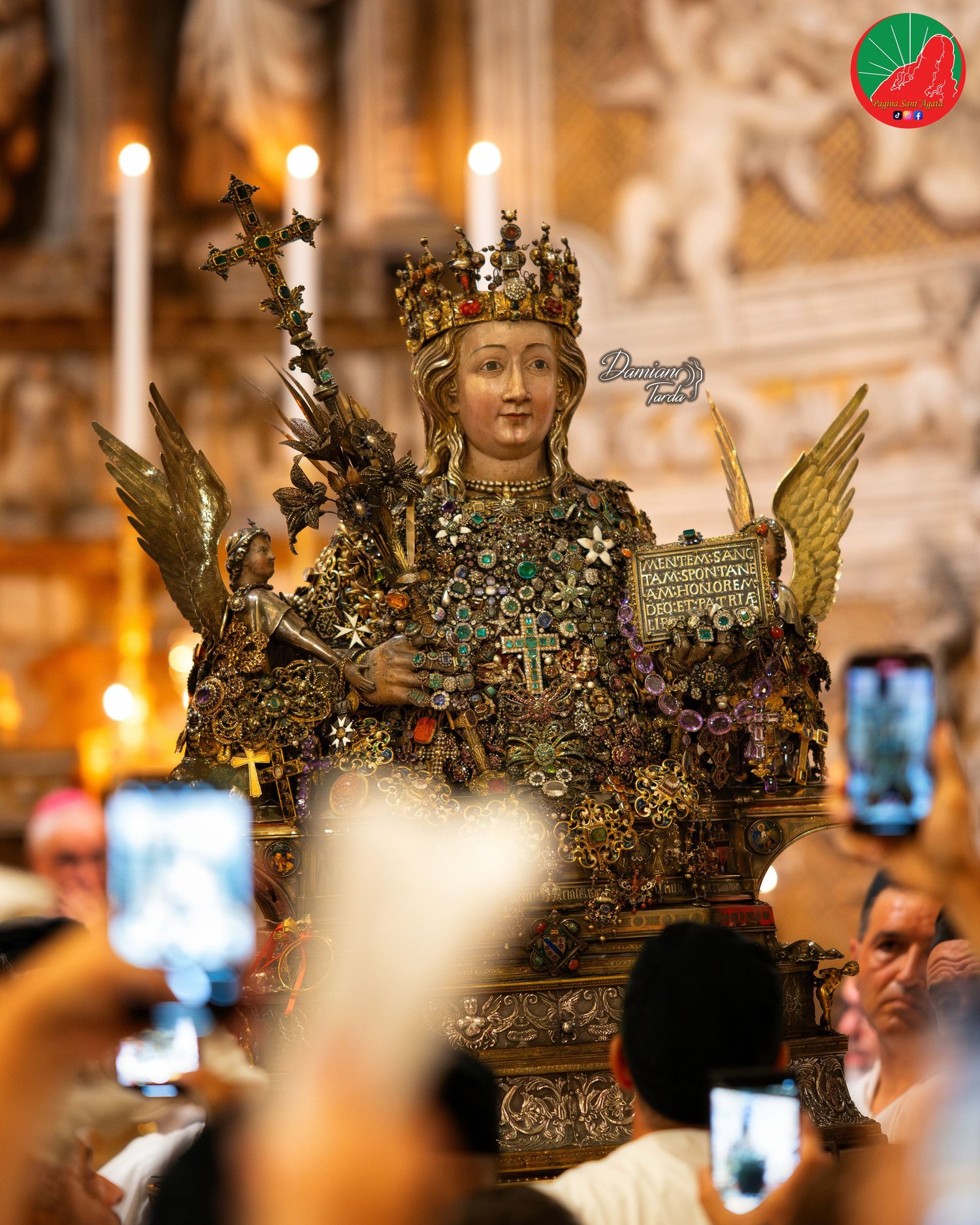 Il Busto reliquiario di Sant'Agata tra gli smartphone alzati dei devoti nella Cattedrale.