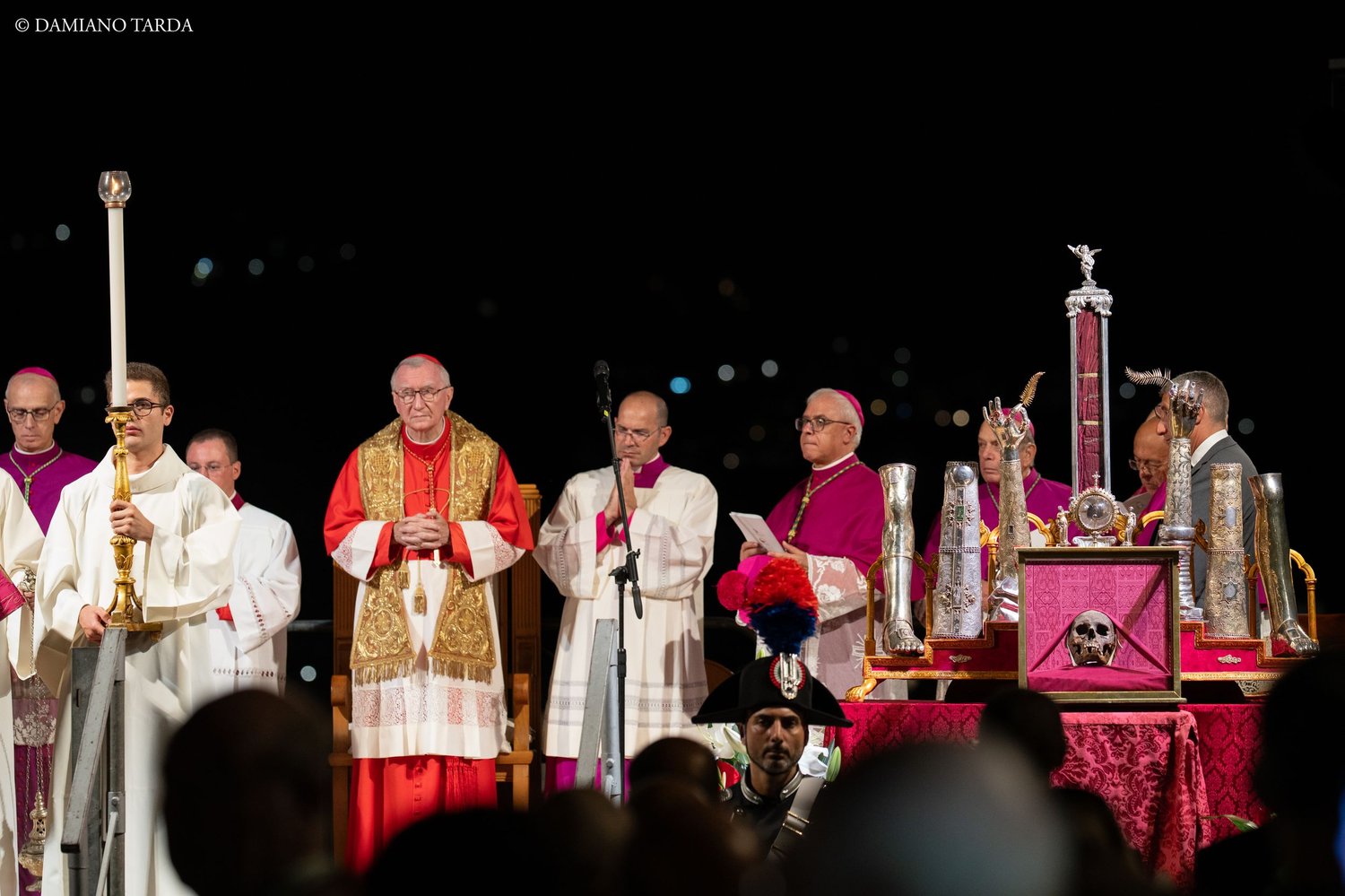 Il clero all'altare della messa notturna accanto ai reliquiari di Sant'Agata, IX centenario a Catania.