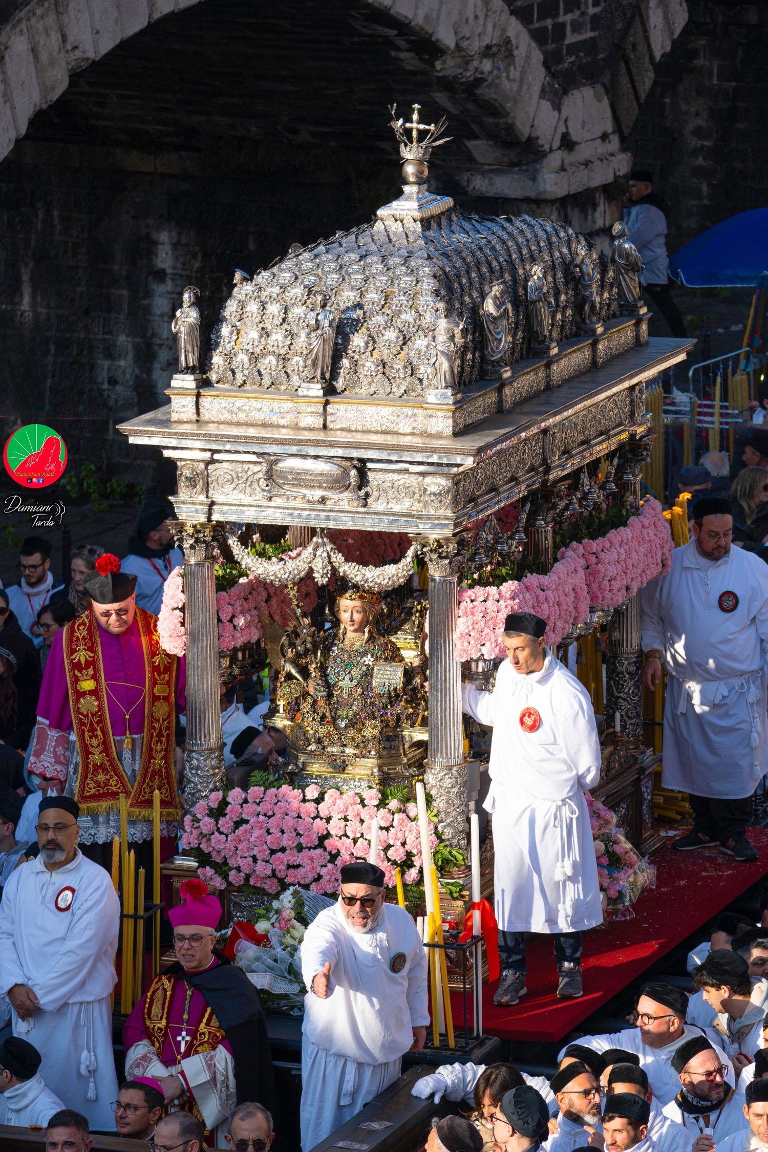 Il fercolo d'argento di Sant'Agata, adornato di garofani, circondato dai devoti.