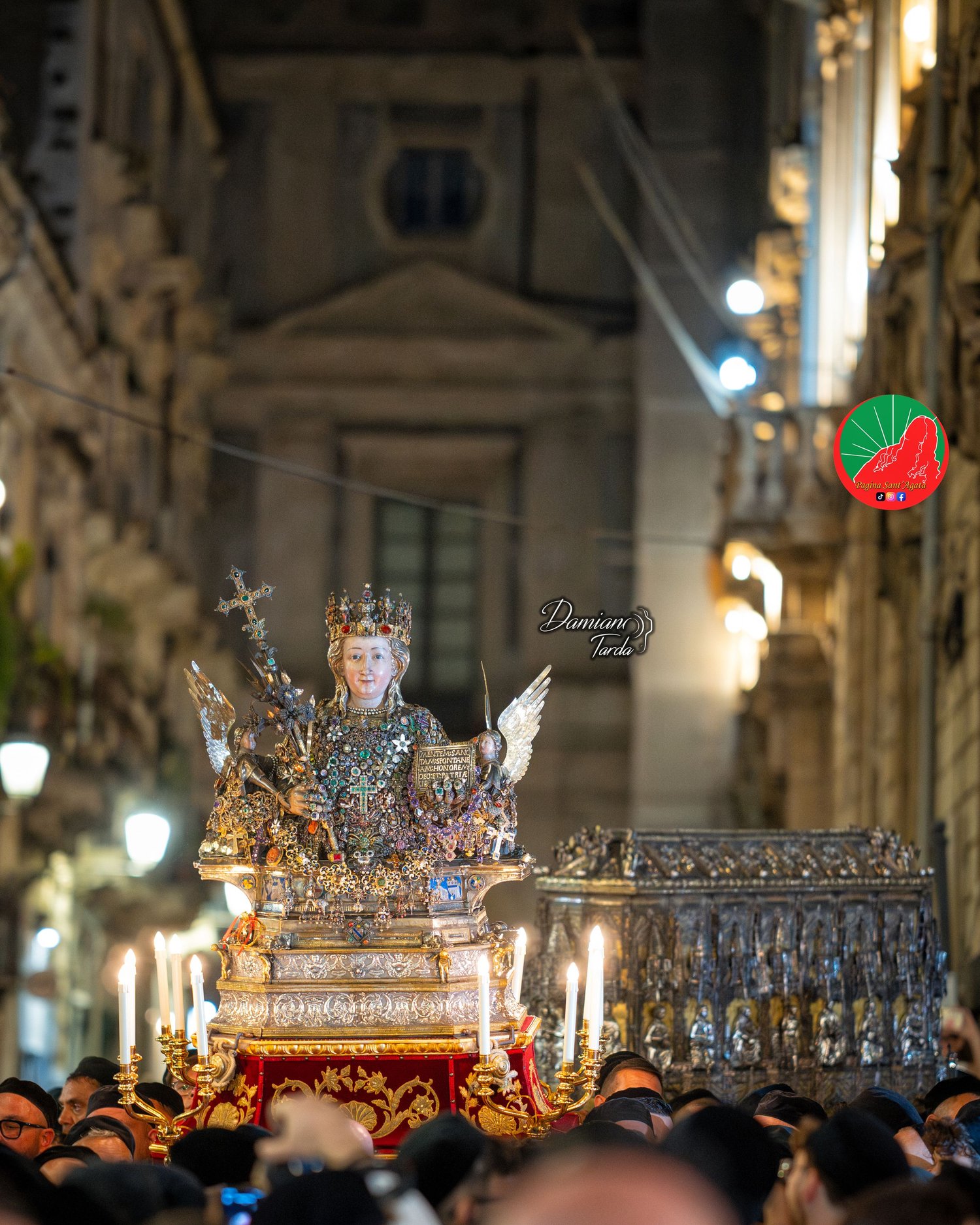 Il fercolo di Sant'Agata di notte tra le candele dei devoti nelle vie di Catania.