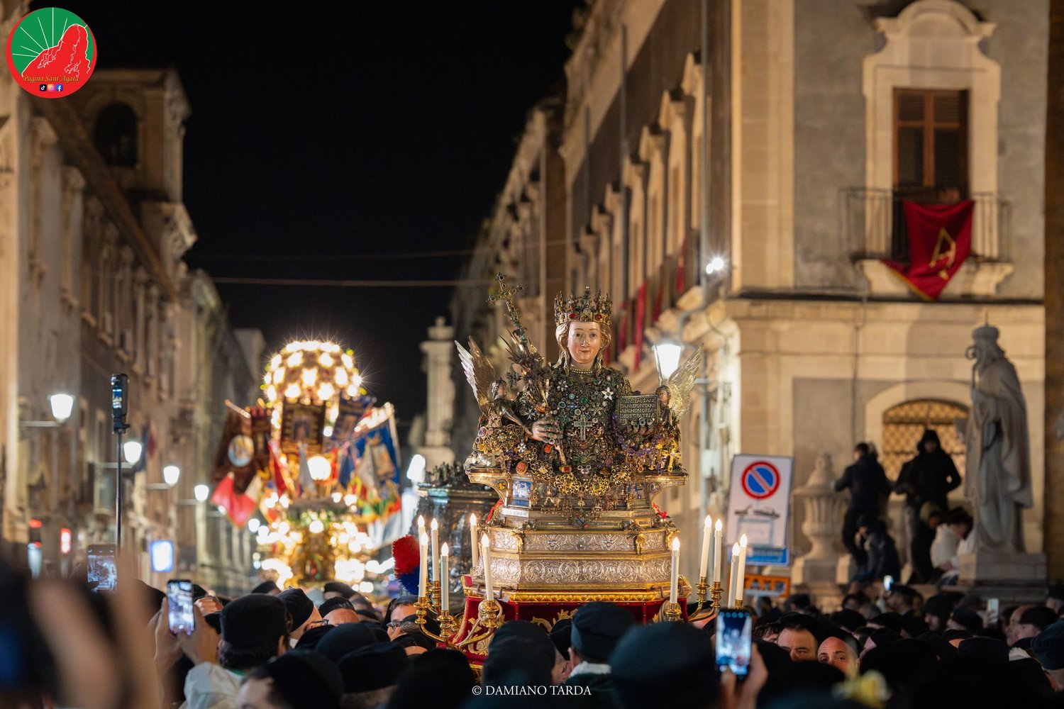 Il fercolo di Sant'Agata di sera nelle vie di Catania, tra la folla dei devoti.
