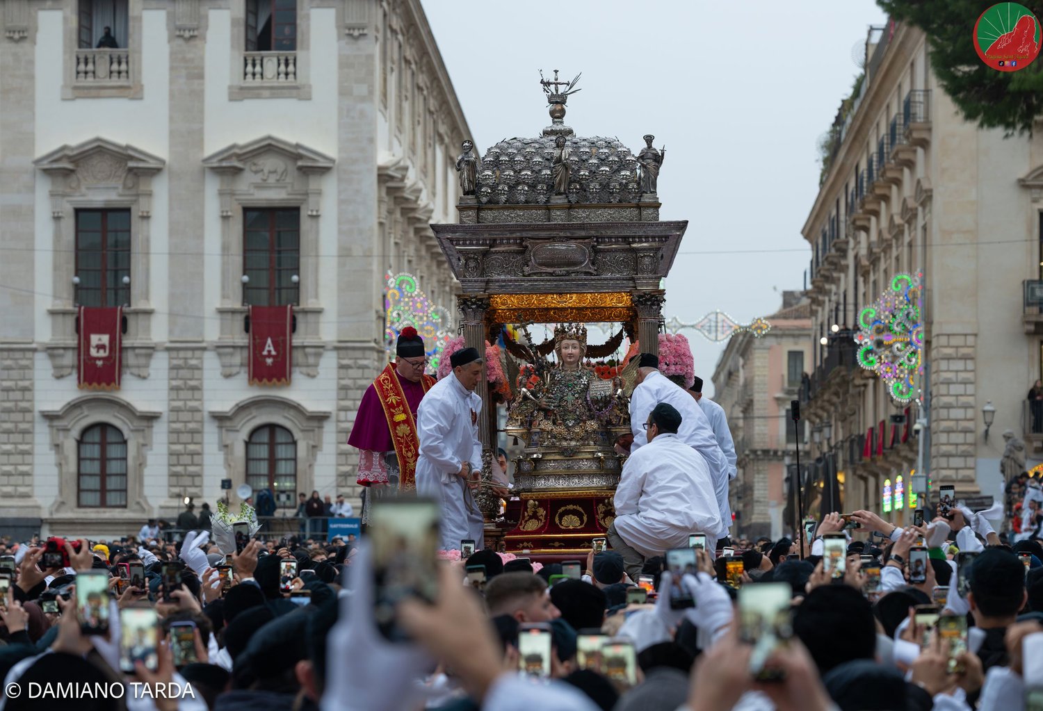 Il fercolo di Sant'Agata in processione tra la folla dei devoti nelle vie di Catania.