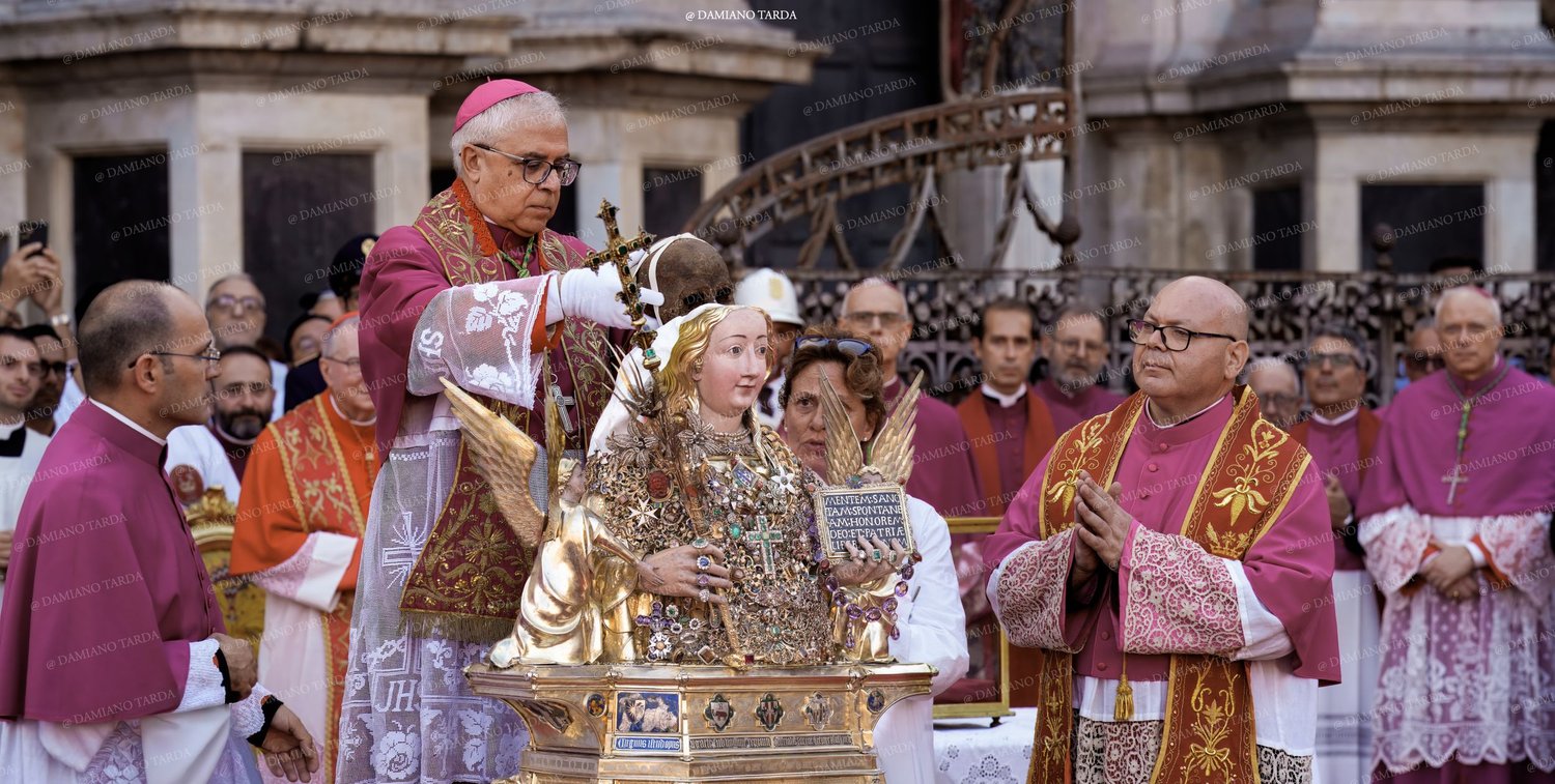 L'arcivescovo Luigi Renna inserisce il capo di Sant'Agata all'interno del busto reliquiario. 17 Agosto 2026