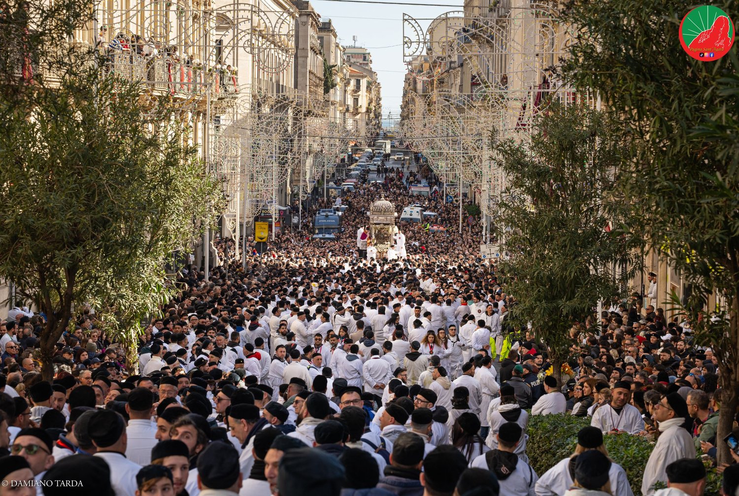 La processione di Sant'Agata risale via Etnea tra migliaia di devoti in sacco bianco.