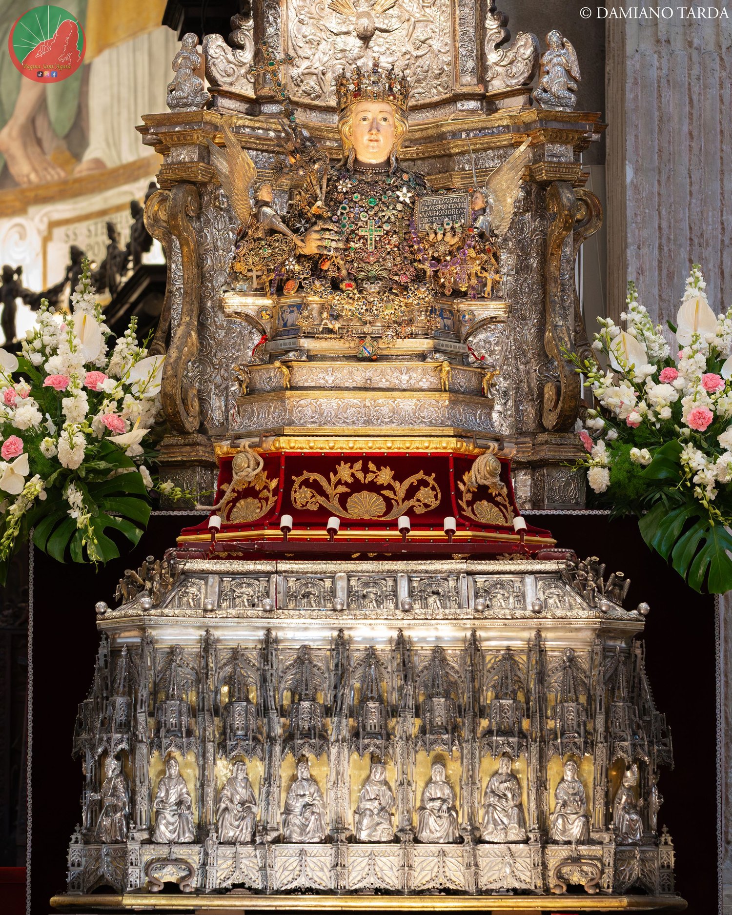 Lo scrigno argenteo con le reliquie di Sant'Agata nella Cattedrale di Catania, tra i fiori.