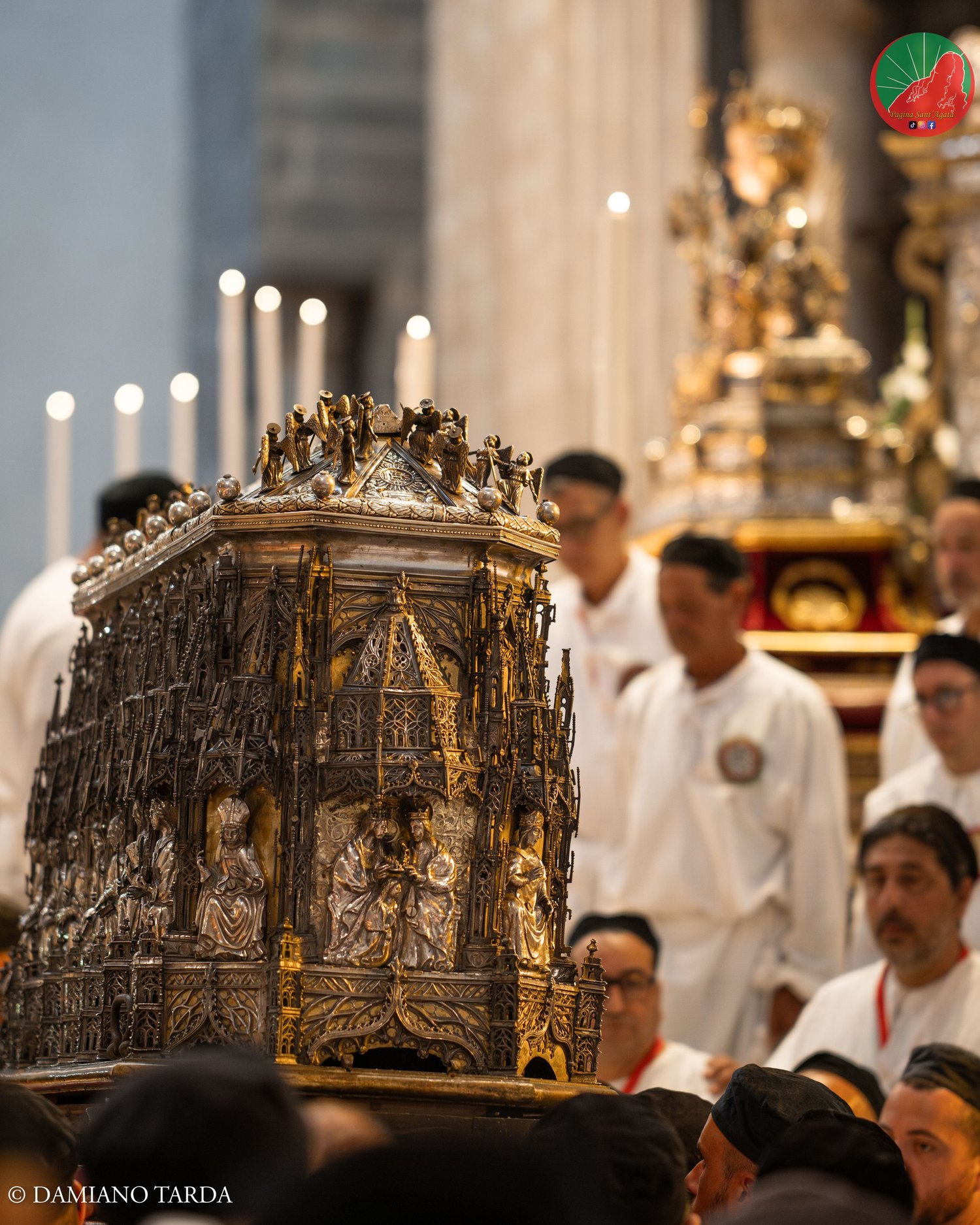Lo scrigno con le reliquie di Sant'Agata portato dai devoti in sacco bianco nella Cattedrale.