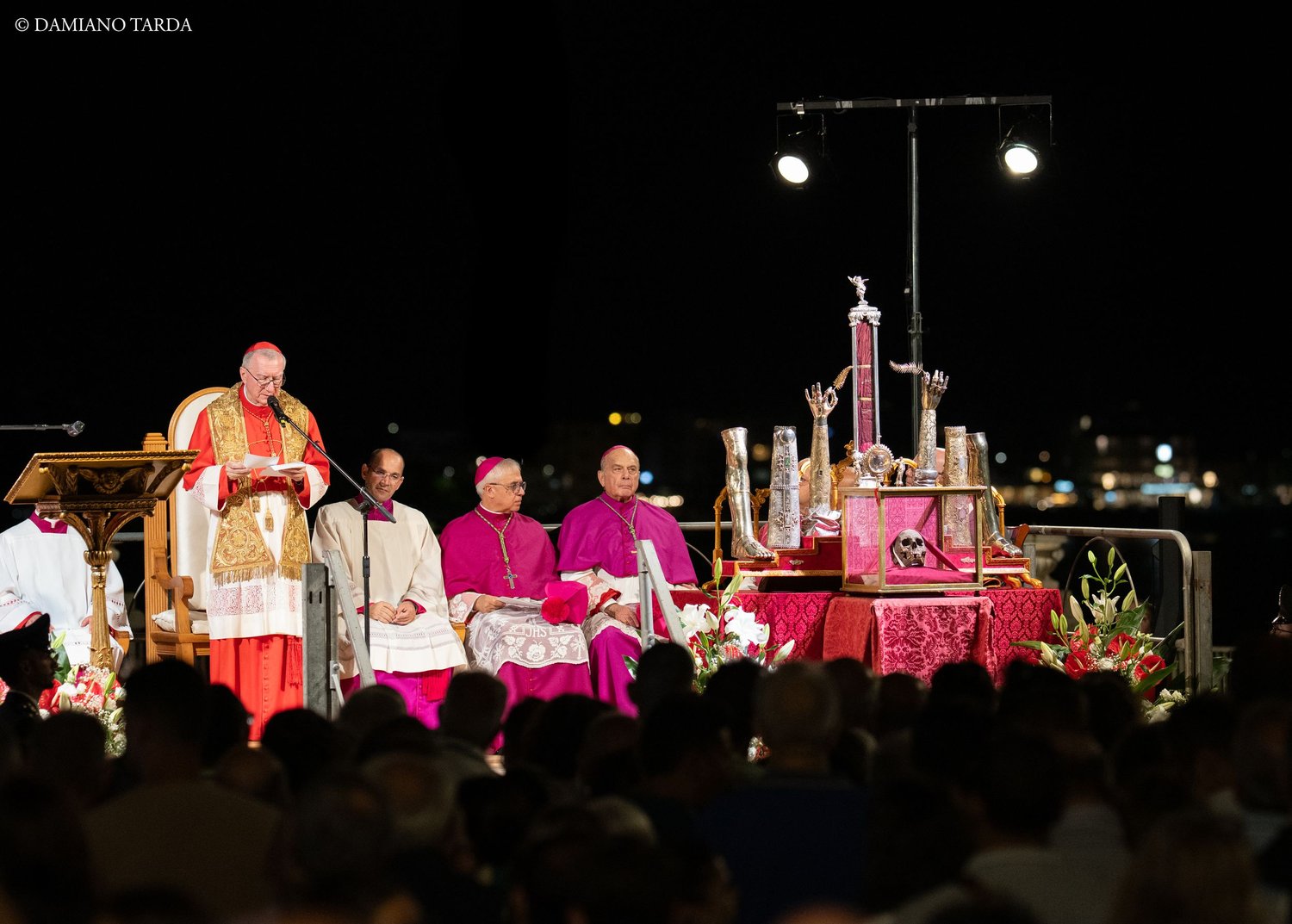 Messa serale all'aperto a Catania con le reliquie di Sant'Agata esposte sull'altare, IX centenario.