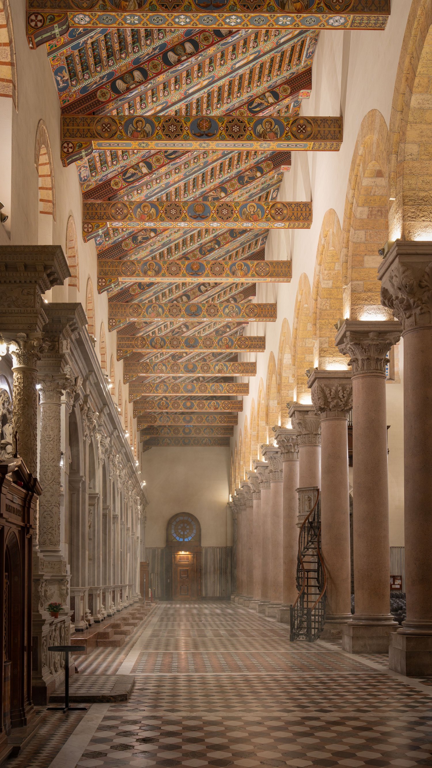 Messina, Cattedrale di Santa Maria Assunta, interno con il soffitto ligneo dipinto e le colonne della navata.