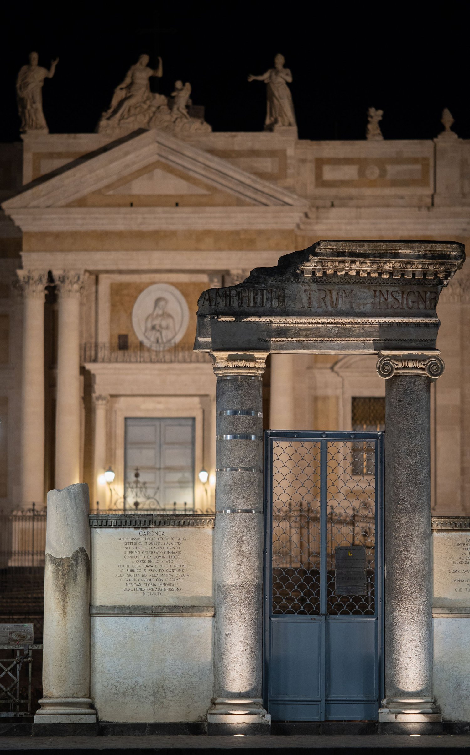 piazza stesicoro, chiesa di san biagio illuminata di sera, architettura italiana, fotografia urbana