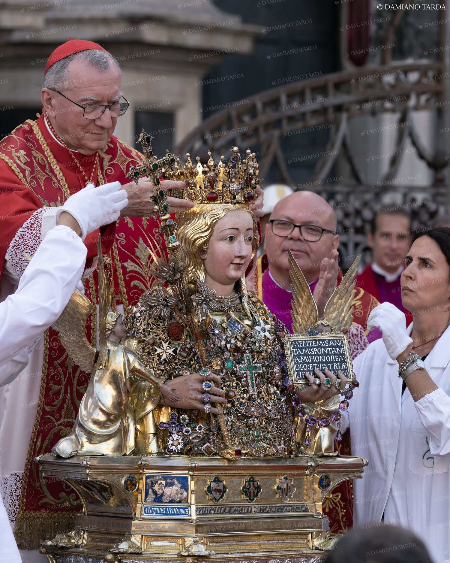 Prelati accanto al Busto reliquiario di Sant'Agata durante una celebrazione del IX centenario a Catania.