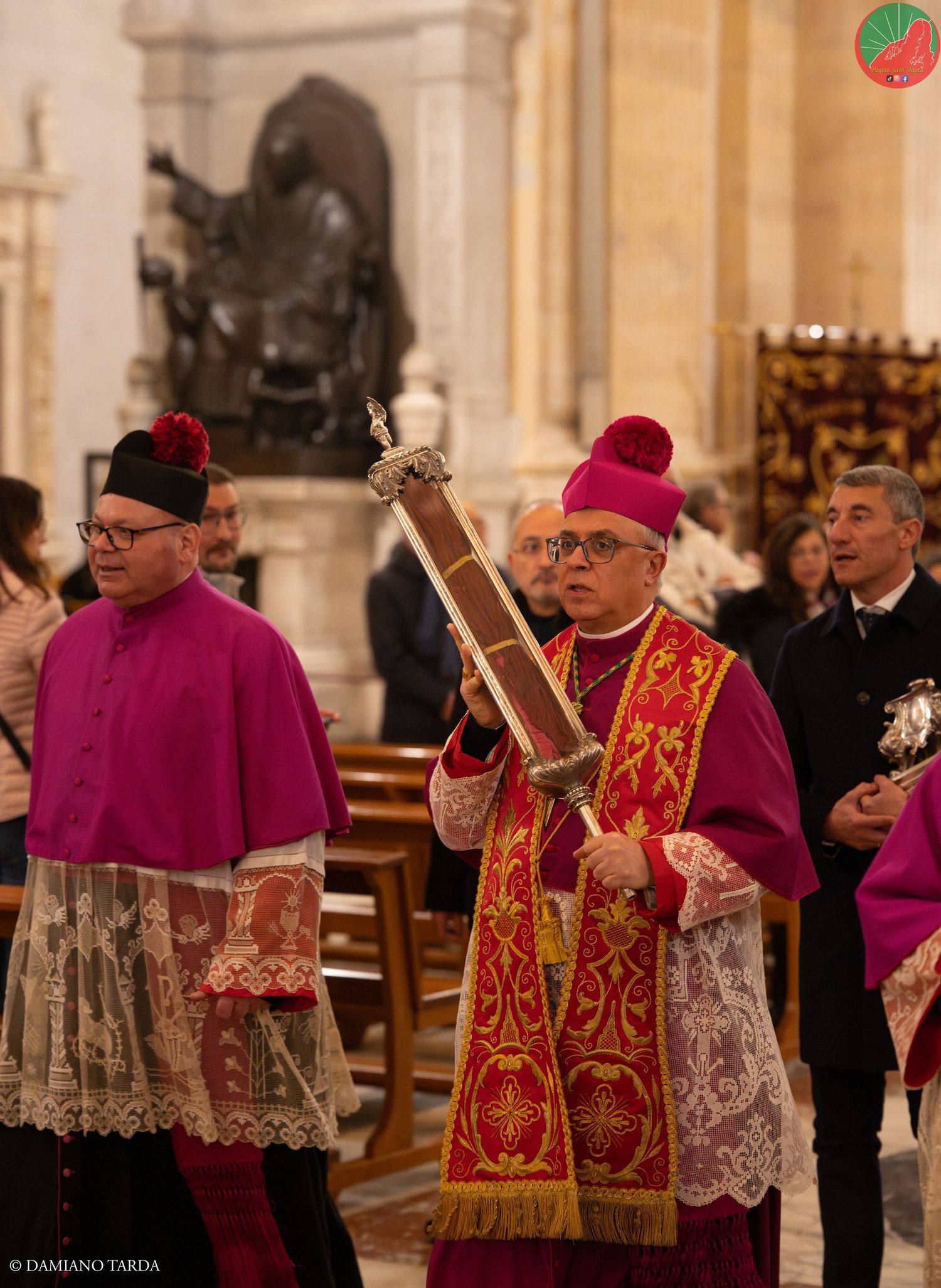 Prelati in processione nella Cattedrale di Catania; uno di loro porta una reliquia di Sant'Agata.