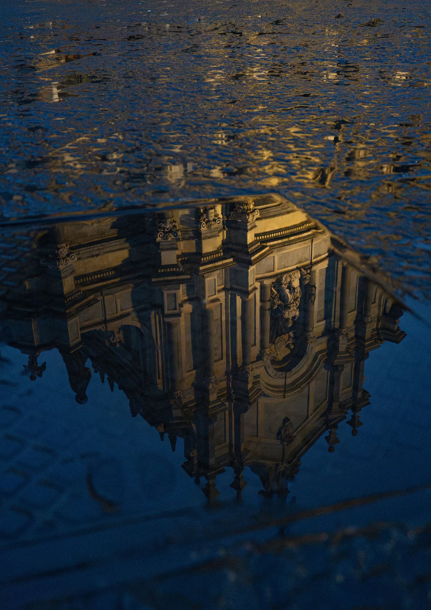 Riflesso cattedrale di Catania barocca sull’acqua, fotografia concettuale, giochi di luce.