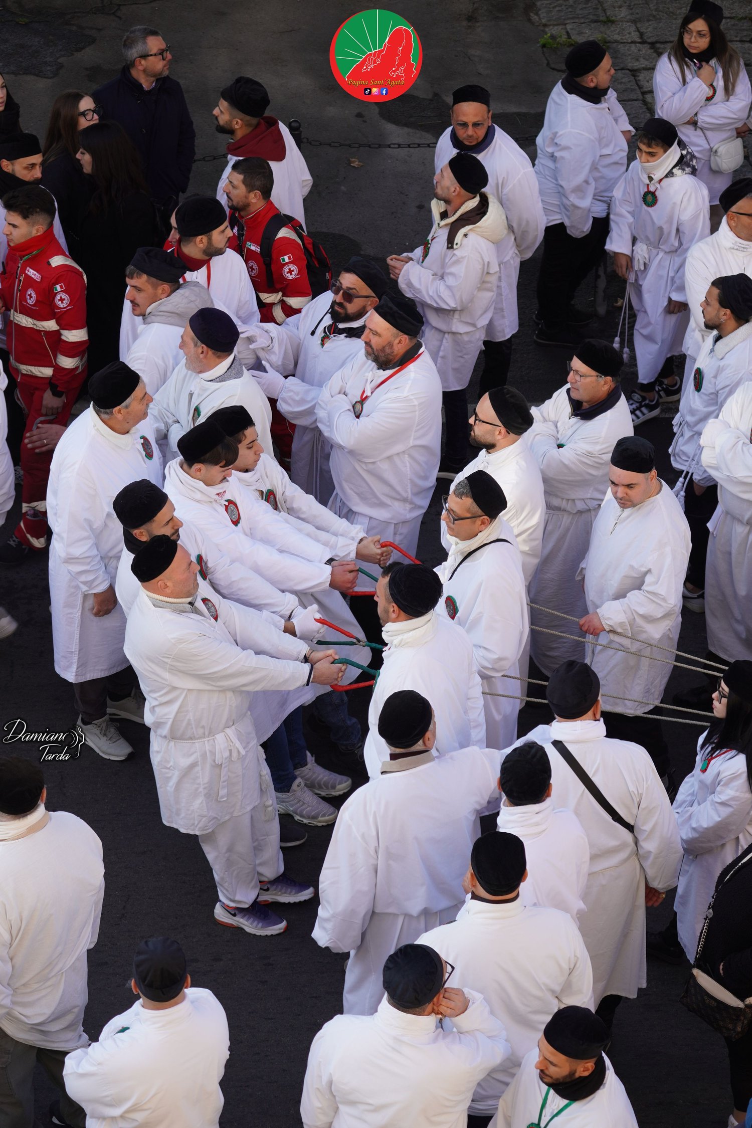Ritratto di devoti in veste bianca durante la processione di Sant'Agata a Catania