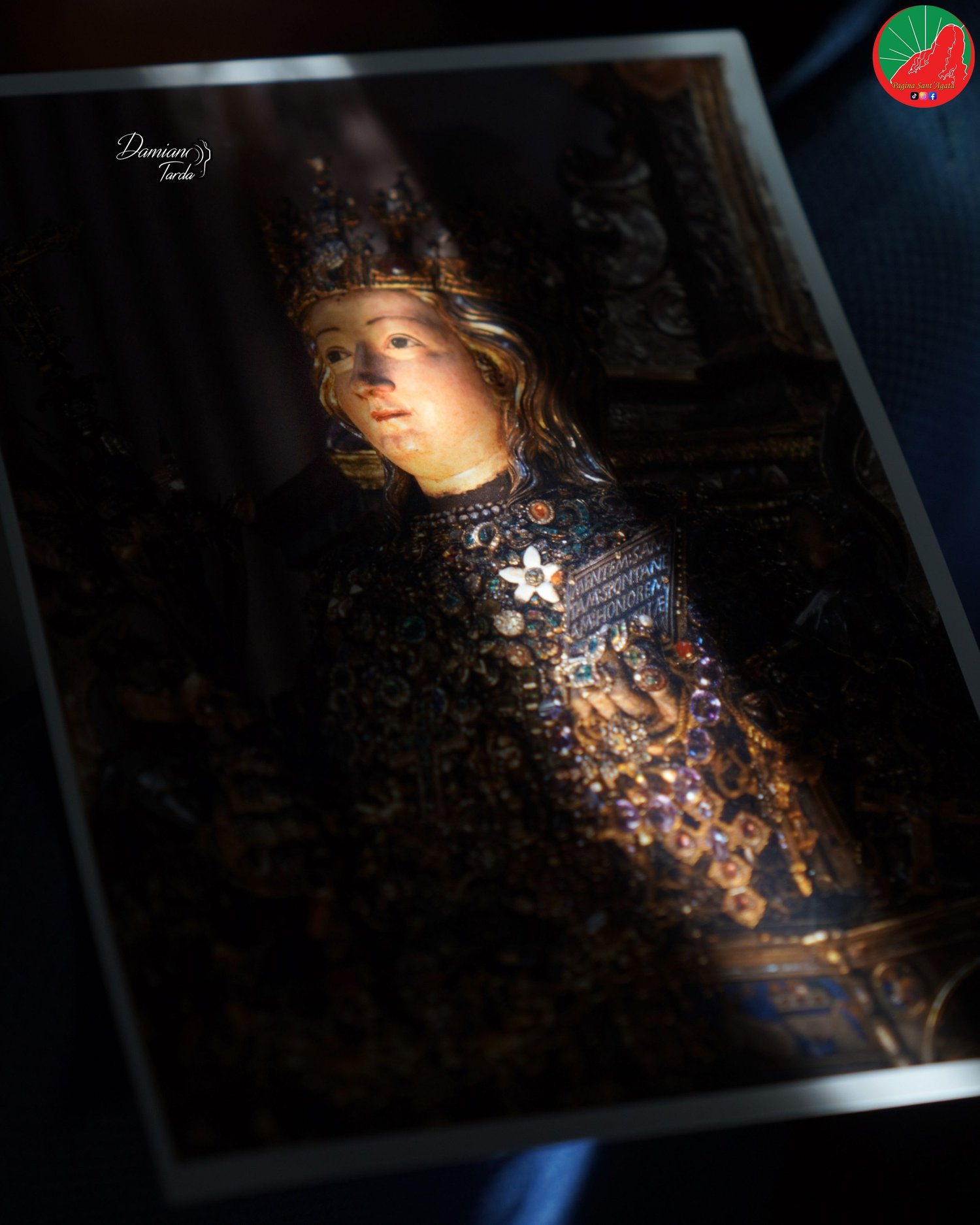 Stampa fotografica del Busto reliquiario di Sant'Agata in penombra.