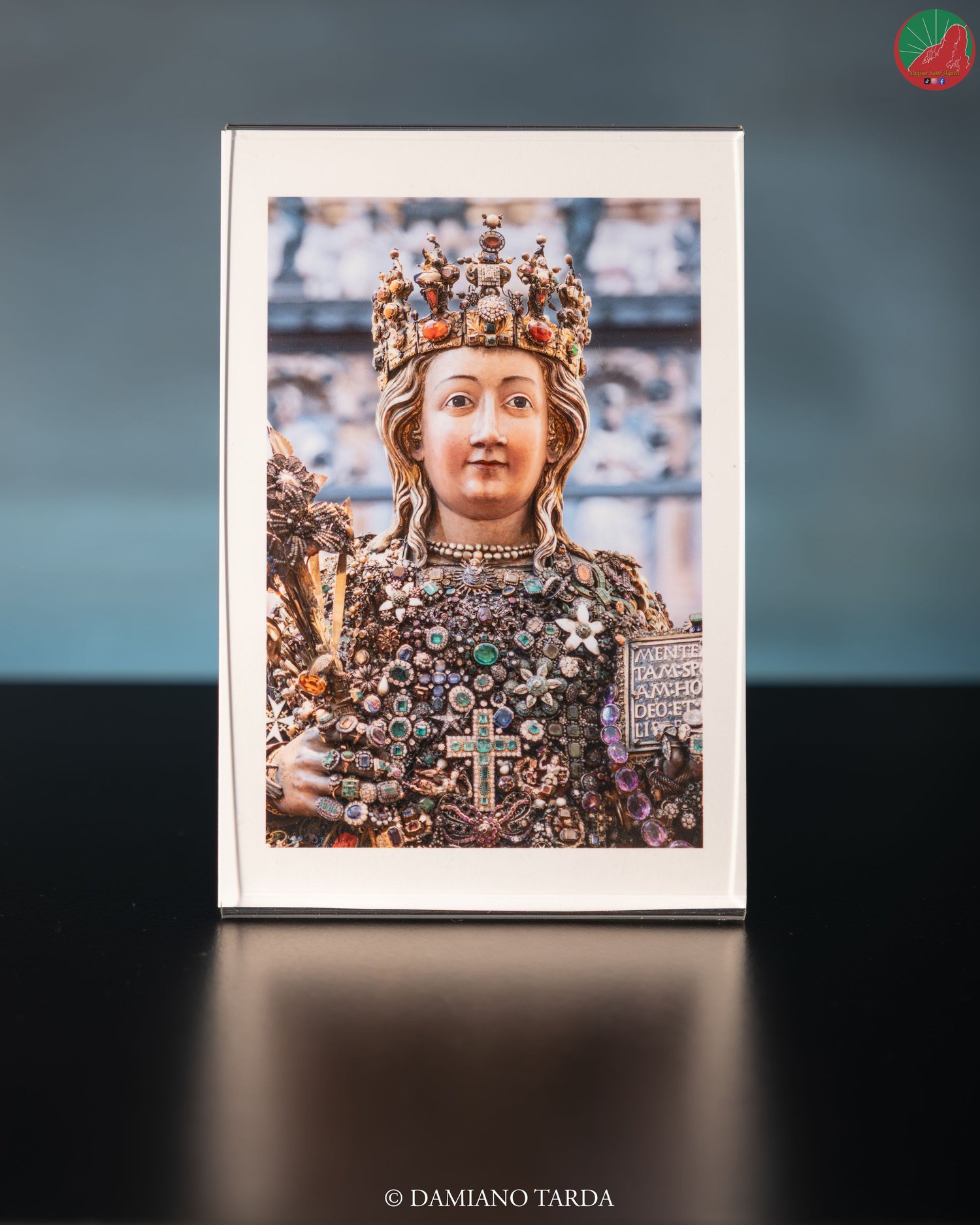 Stampa fotografica del volto del Busto reliquiario di Sant'Agata, con corona e gioielli votivi.