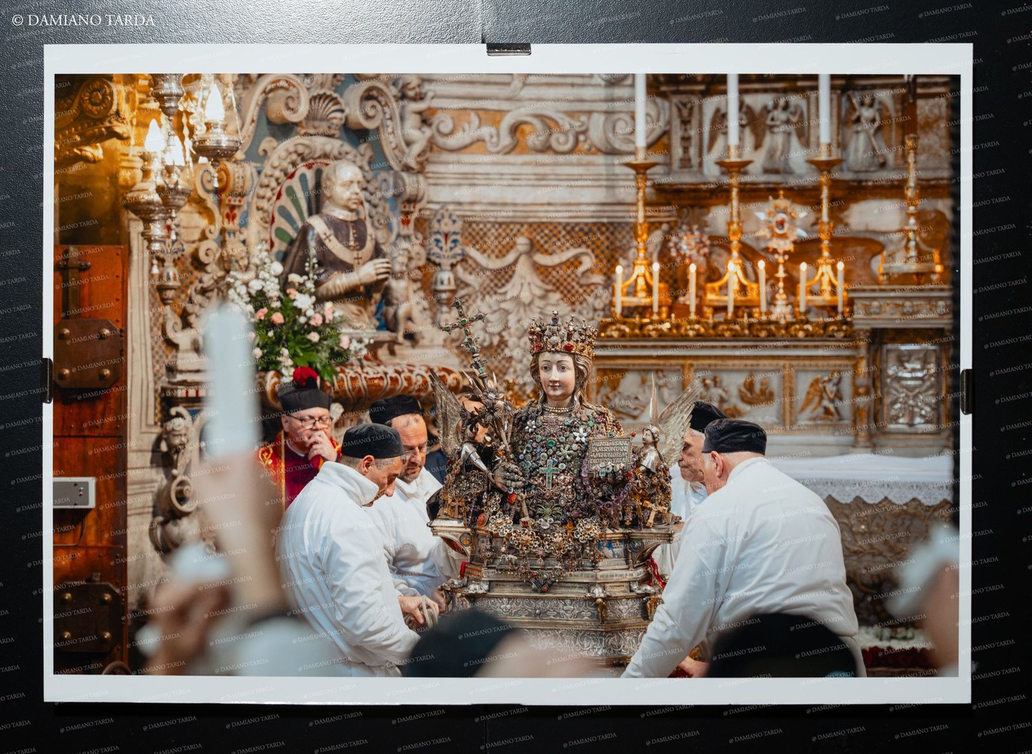 Stampa fotografica: il Busto di Sant'Agata esce dal Sacello e torna tra i devoti nella Cattedrale di Catania.