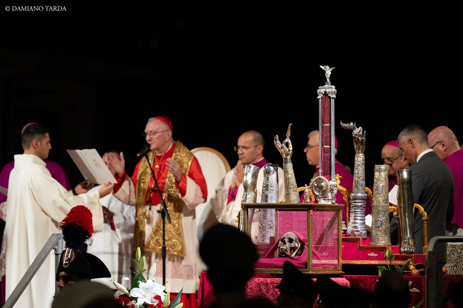 Un prelato celebra davanti ai reliquiari di Sant'Agata durante la messa notturna del IX centenario.