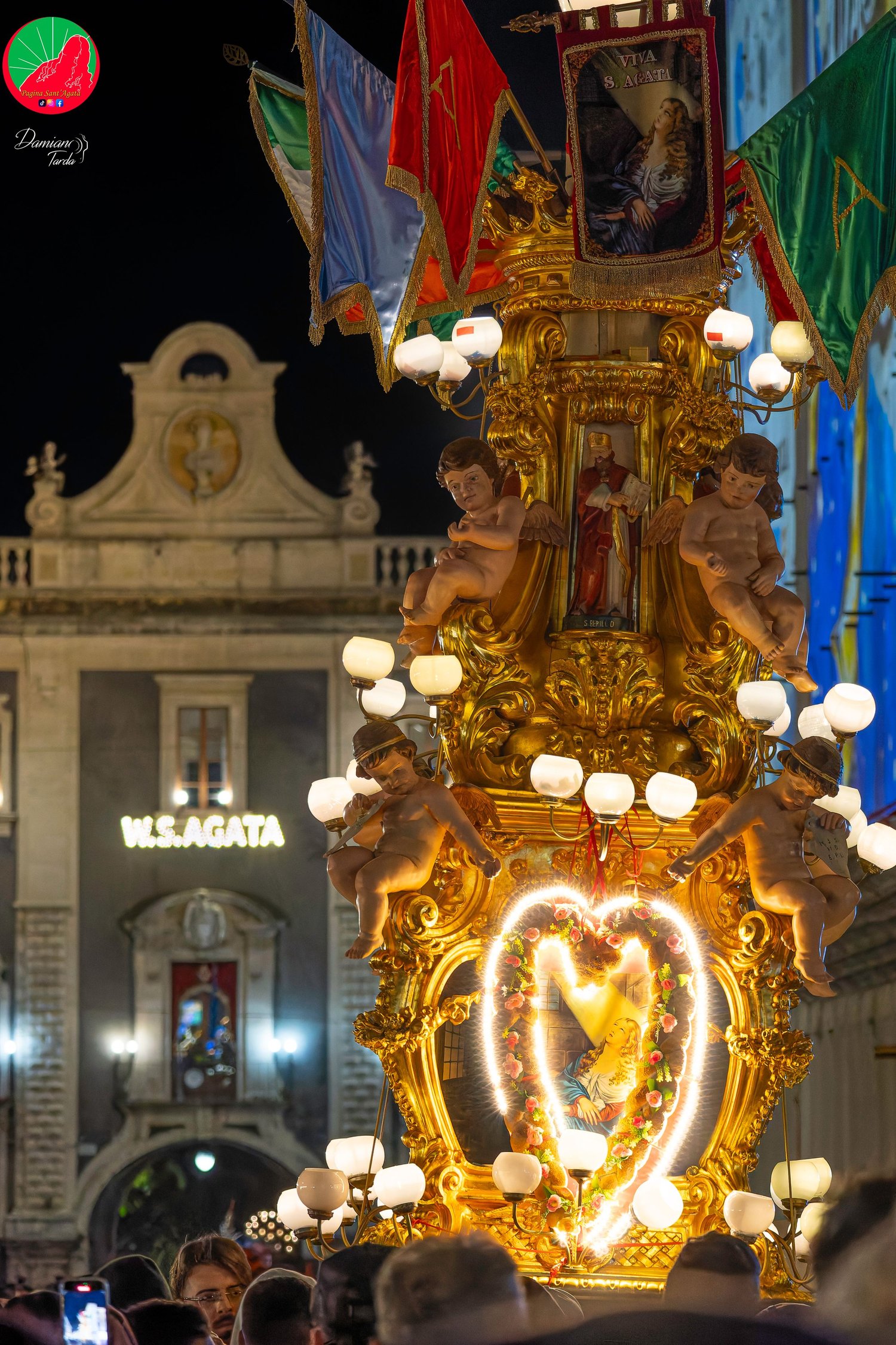 Una candelora illuminata durante la processione notturna di Sant'Agata a Catania.